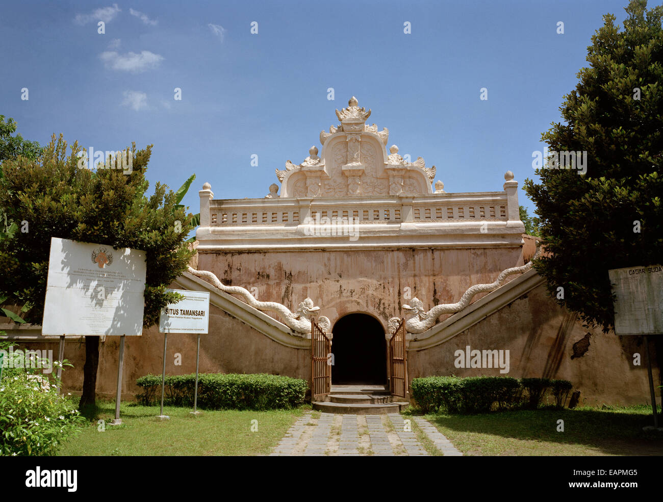 Porte est du complexe balnéaire de Taman Sari Château d'eau dans la région de Yogyakarta à Java en Indonésie en Asie du Sud-Est Extrême-Orient. Site touristique Tourisme Voyage Banque D'Images