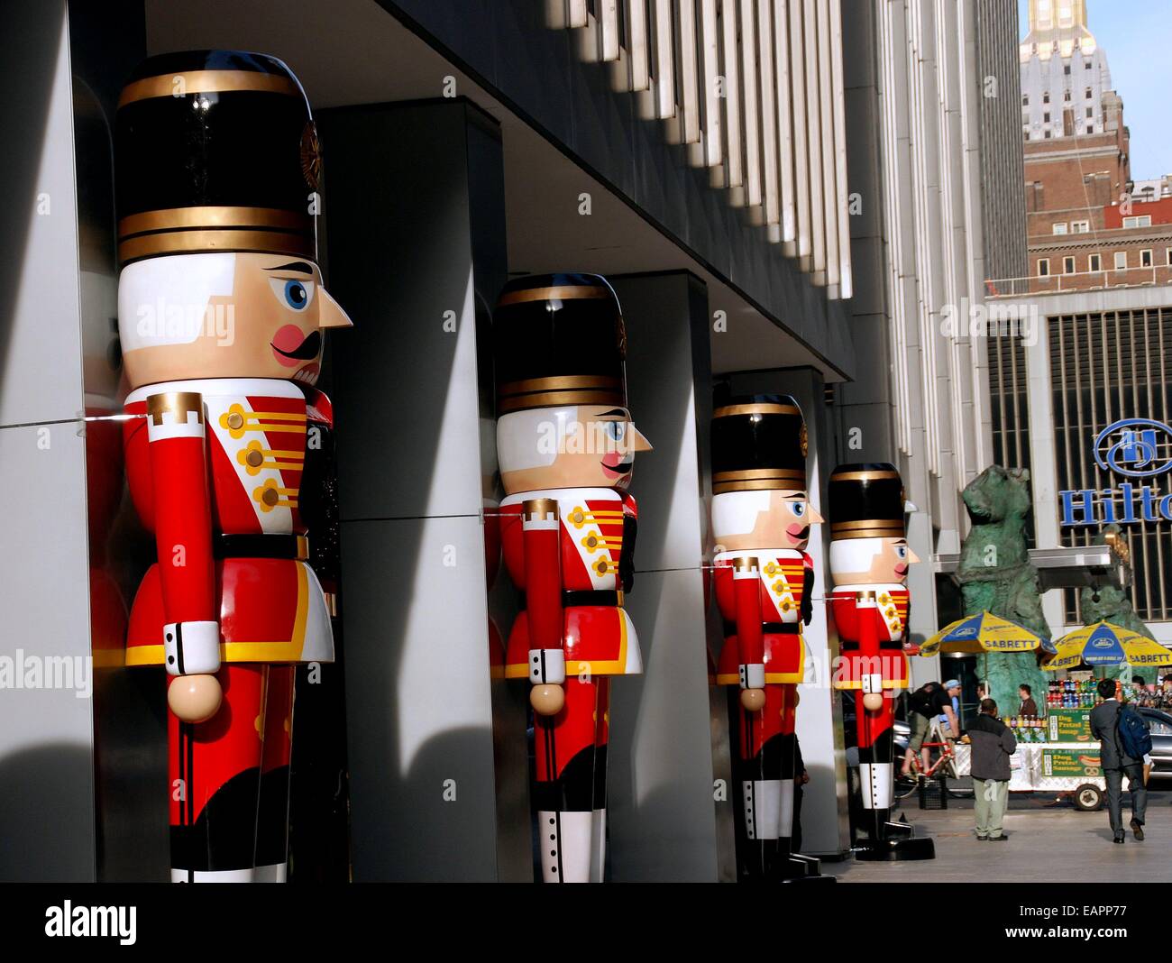 NYC : vacances de Noël géant statues Casse-noisette au garde à vous