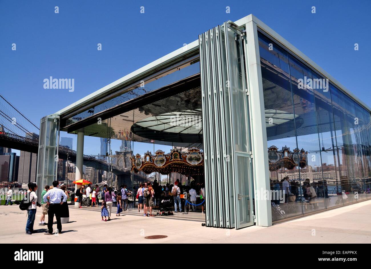 NYC : un pavillon de verre contemporain avec des portes coulissantes couvre la finement restaurée du xixe siècle, James carrousel dans Brooklyn Bridge Banque D'Images