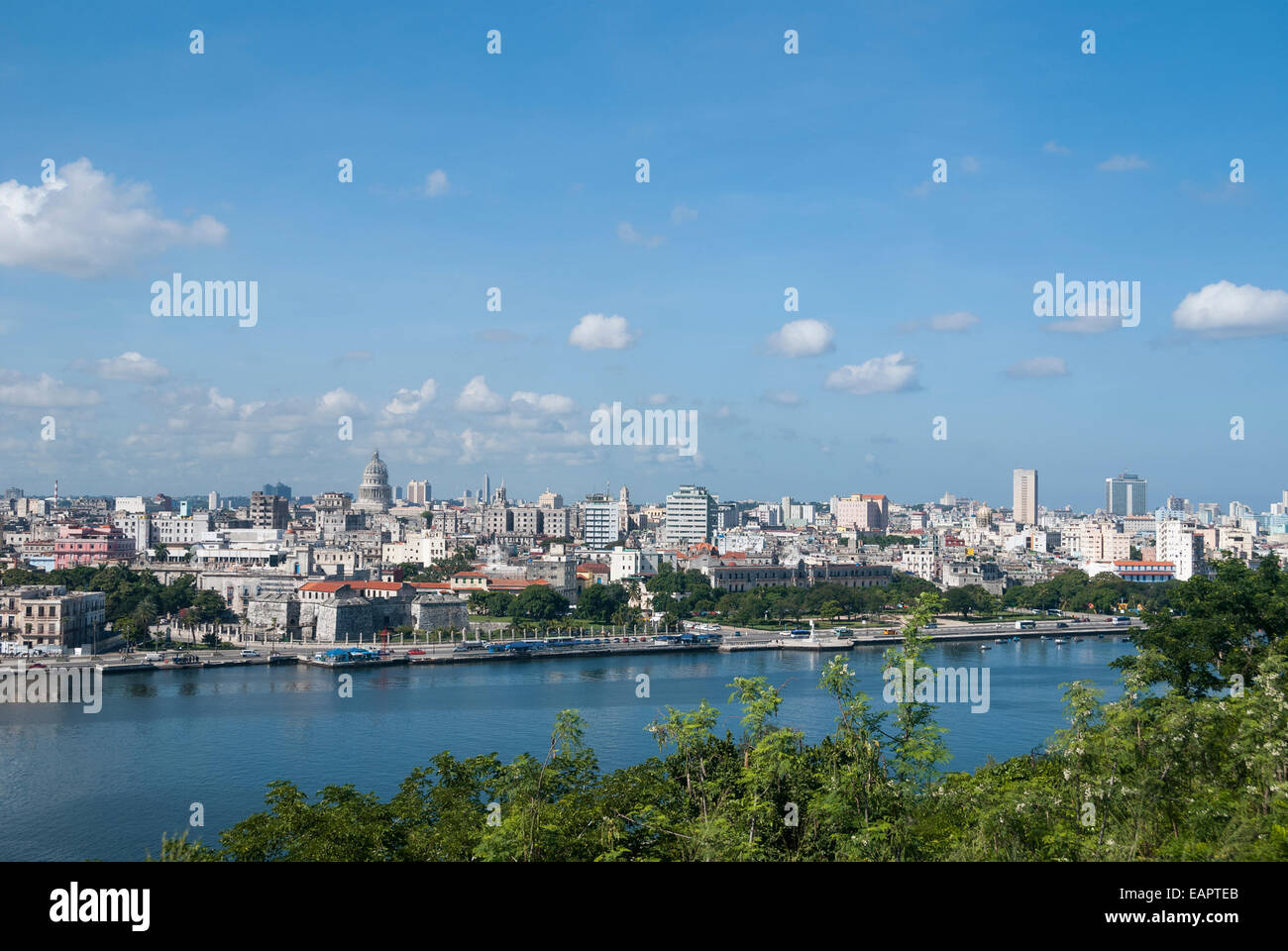 Vue sur le port de la Havane et la ligne d'horizon depuis la banlieue de Casablanca, Regla Banque D'Images
