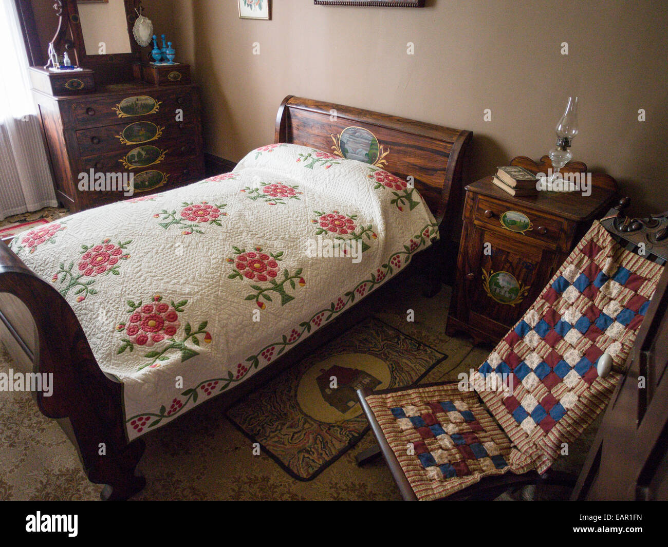 Chambre à Upper Canada Village house. Vieilles Chambres à l'étage dans une maison du village. Banque D'Images