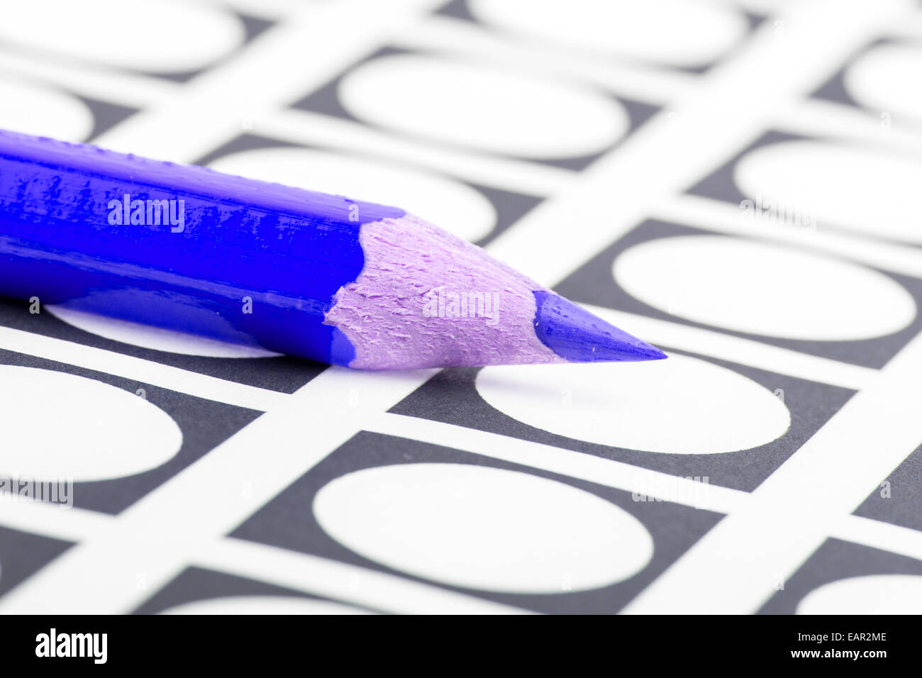 Crayon bleu utilisé pour le vote des élections (Nord) Banque D'Images