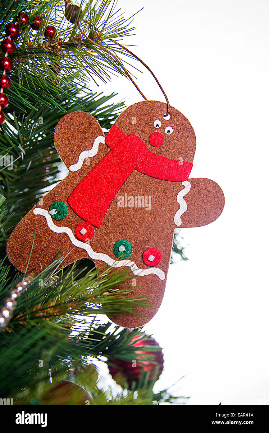 Décorations de Noël avec Gingerbread Man against white background Banque D'Images