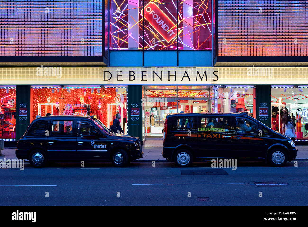 Des taxis à l'extérieur de magasin, Oxford Street, London, United Kingdom Banque D'Images
