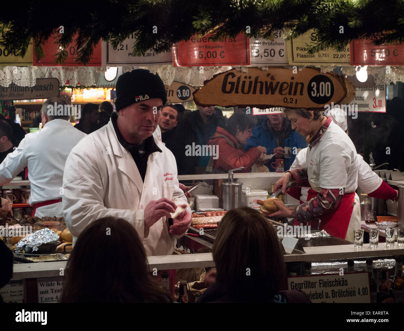 Les cuisiniers préparer et servir des saucisses à un marché de Noël en Allemagne Photo Stock - Alamy