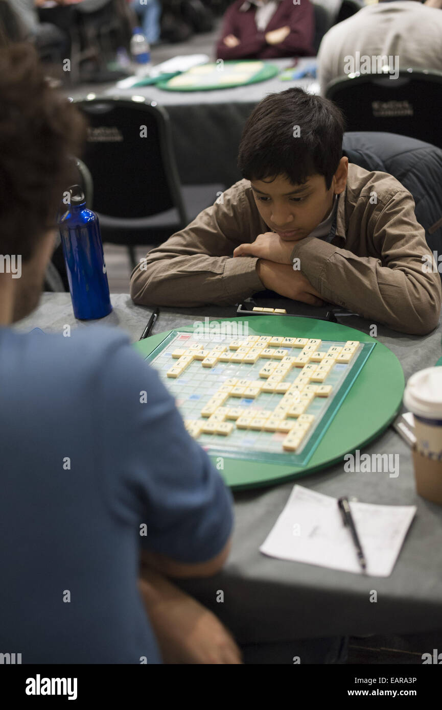 19 novembre 2014 - Londres, London, UK - Les meilleurs joueurs du monde entier convergent sur ExCel Londres pour participer à leurs jeux préférés d'Échecs notamment cérébrales 25/06,®, Magic : The Gathering et Hearthstone - eSports et Starcraft II. Sur la photo : concurrents Prenez part à l'ouverture de la chaleur du monde Championnats de Scrabble. (Crédit Image : © Lee Thomas/Zuma sur le fil) Banque D'Images