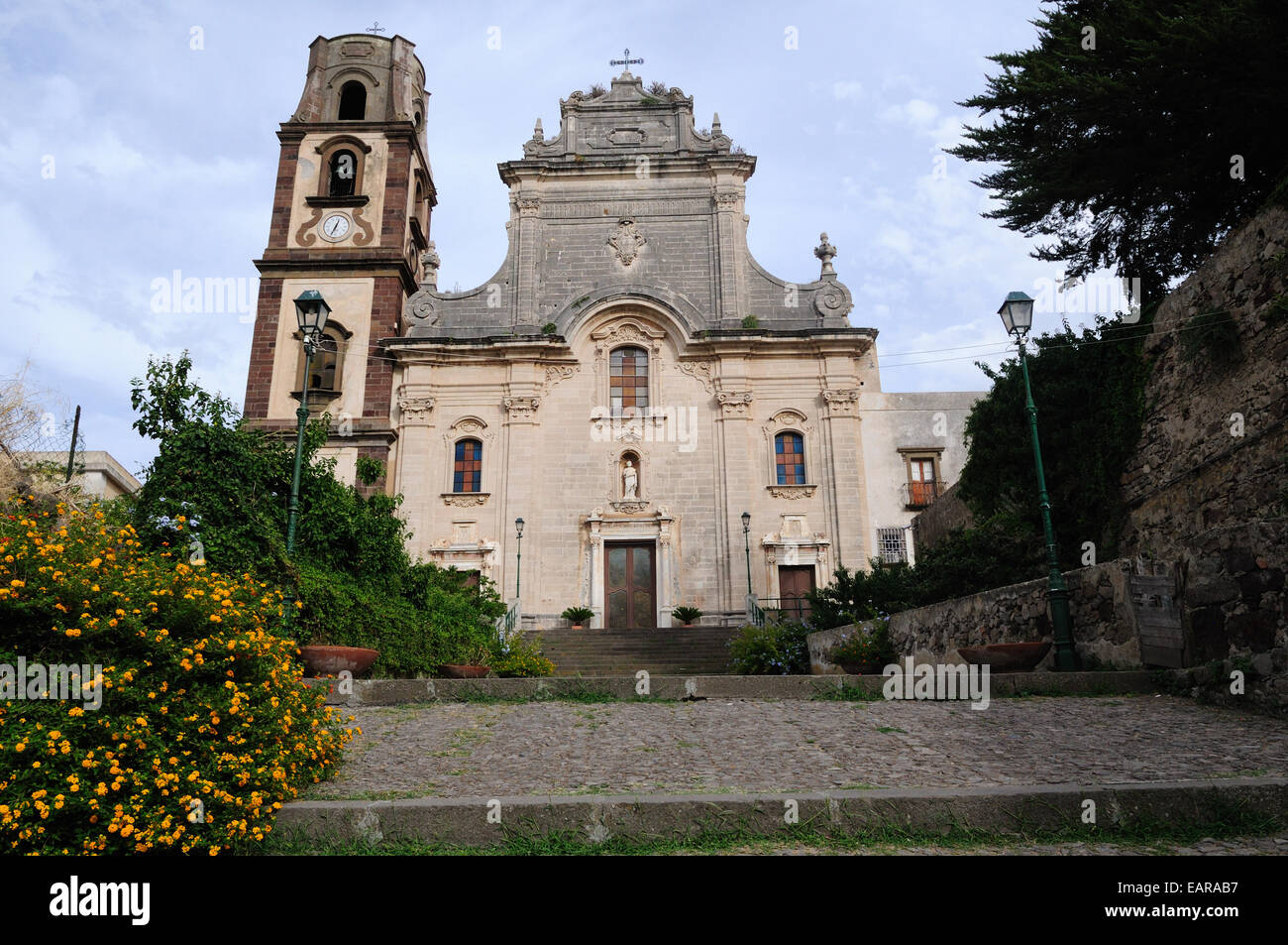 Cathédrale saint Barthélemy sur la colline du Château l'île de Lipari Sicile Italie Banque D'Images