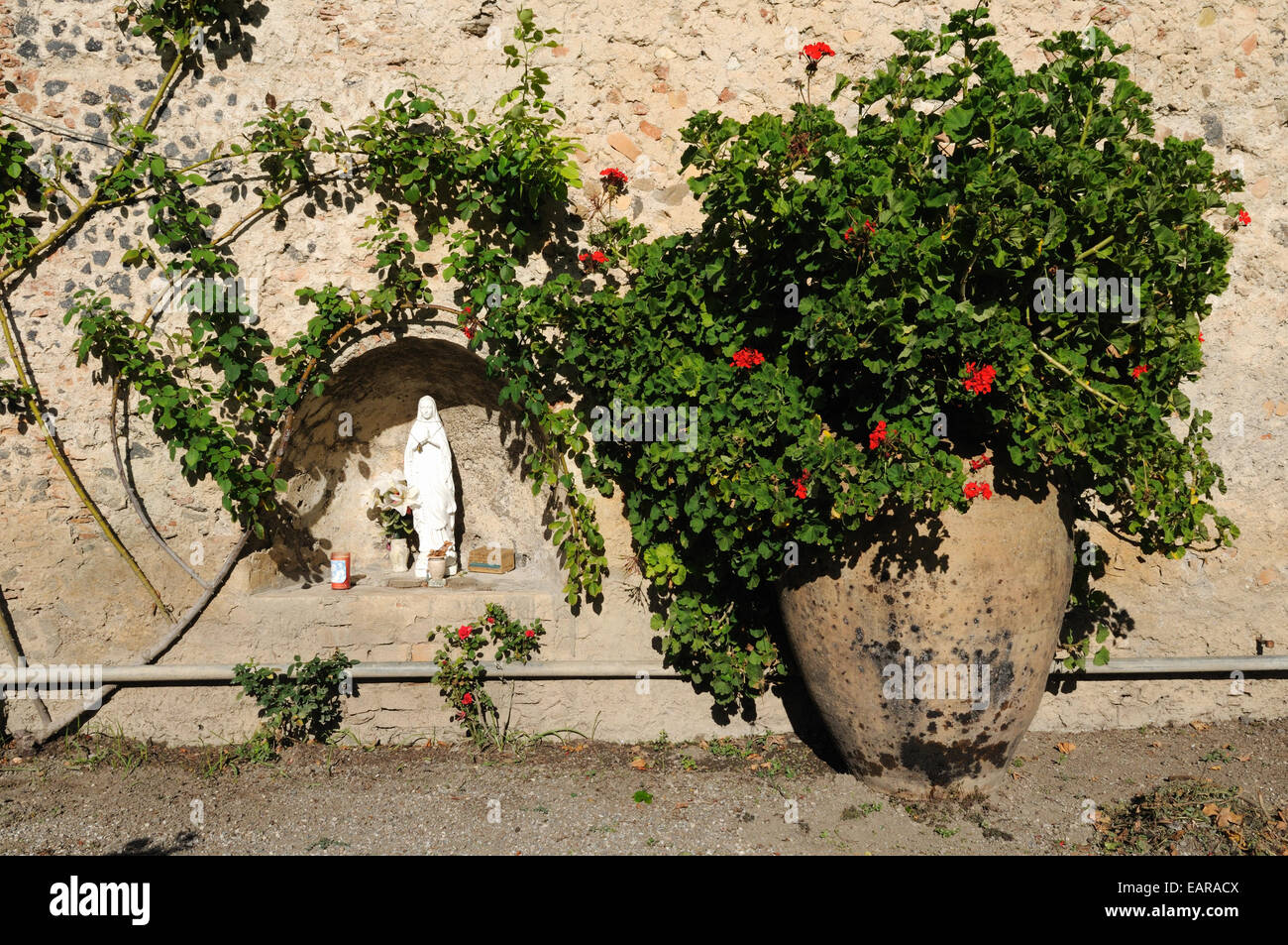 Petit sanctuaire dans le mur de château Nelsons Etna Bronte Sicile Italie Banque D'Images