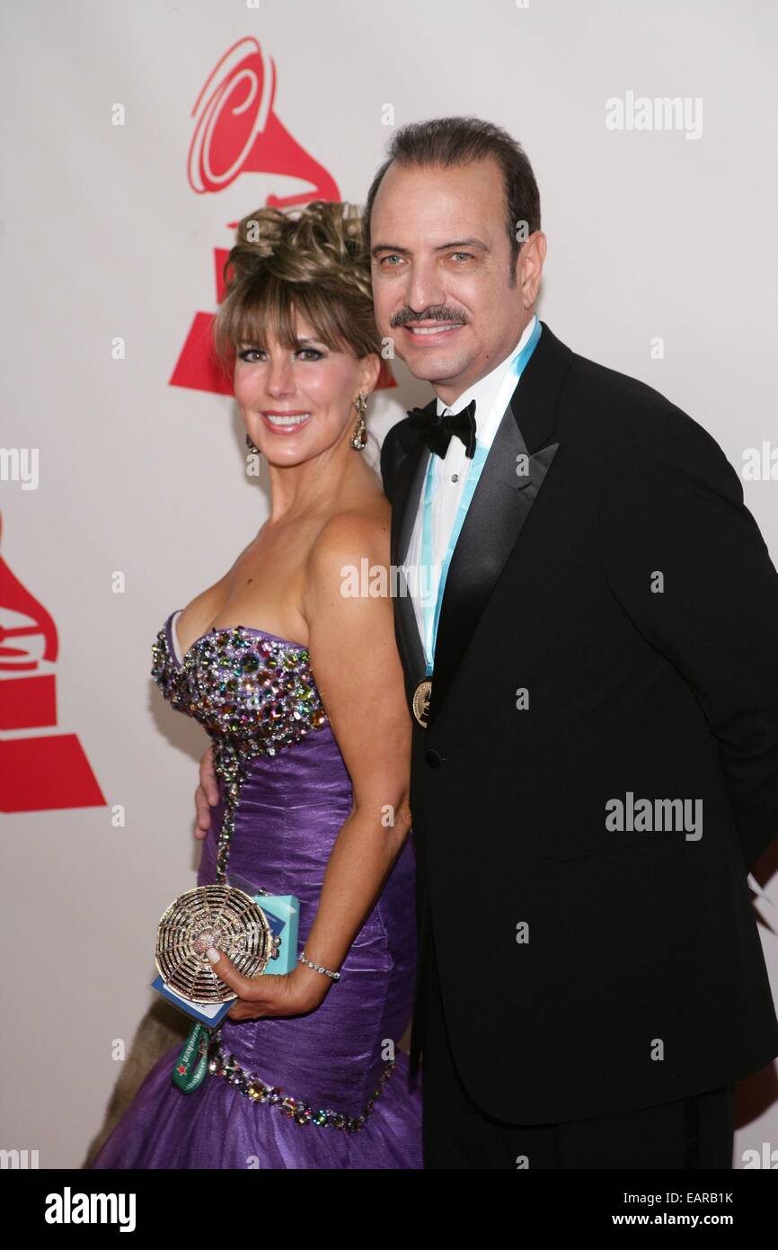 Las Vegas, NV, USA. 19 Nov, 2014. Sailly Hernandez, Mario Ortiz aux arrivées pour l'Amérique latine 2014 Académie de l'enregistrement de la personne de l'année, Gala Mandalay Bay Events Center, Las Vegas, NV le 19 novembre 2014. Credit : James Atoa/Everett Collection/Alamy Live News Banque D'Images