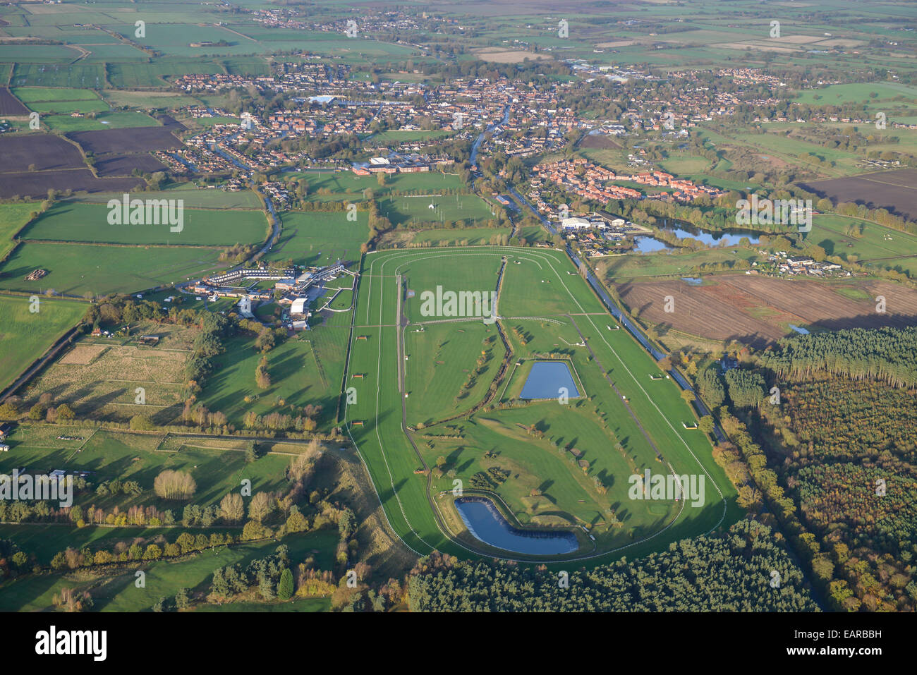 Une vue aérienne de l'hippodrome à Cleethorpes avec la ville visible derrière Banque D'Images