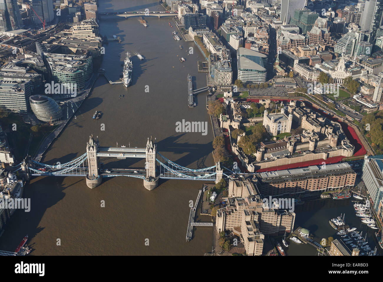 Une vue aérienne à la recherche sur la Tamise avec le Tower Bridge au premier plan et le tesson et Tour de Londres visible Banque D'Images