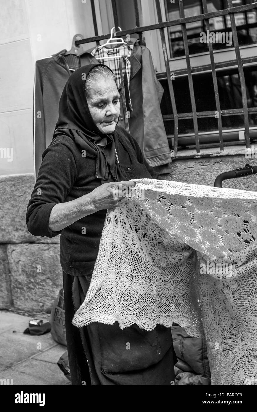 Vieille Femme dentelle à la vente le marché en Espagne Banque D'Images
