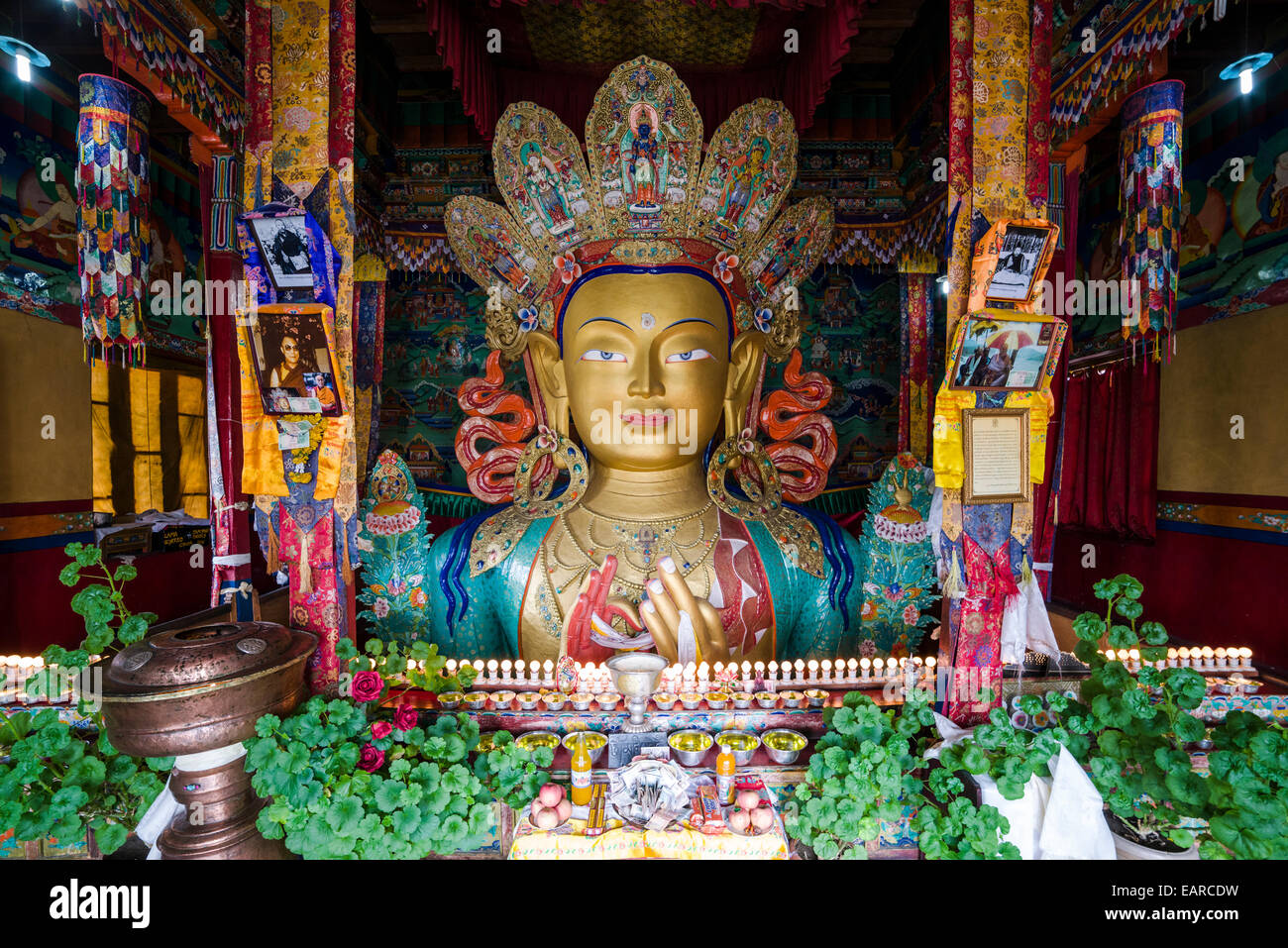 Statue colorée de Maitreya, futur Bouddha, 15 mètres de hauteur, dans le monastère de Thiksey Gompa, le Ladakh, le Jammu-et-Cachemire, l'Inde Banque D'Images