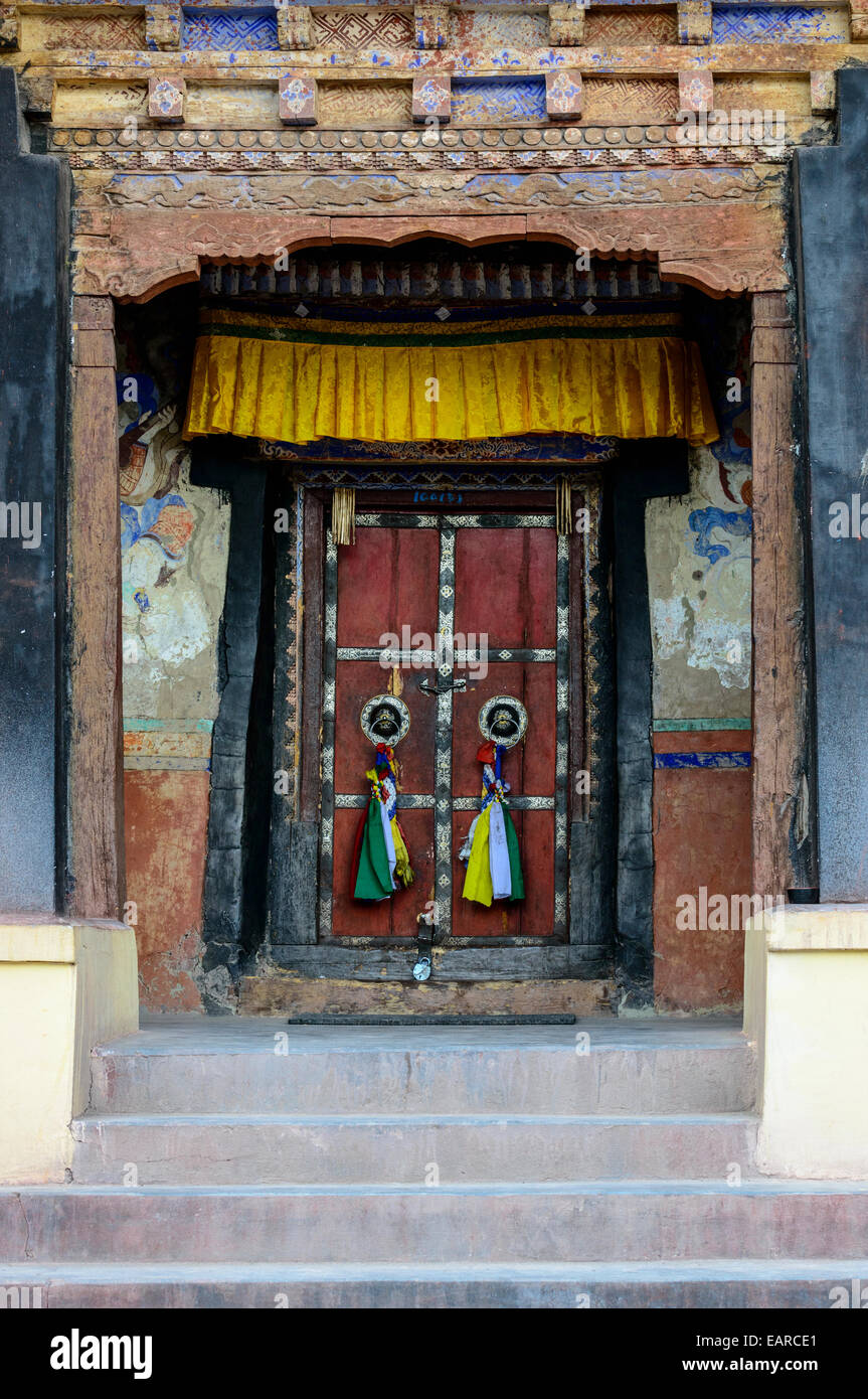 L'ancienne porte d'entrée en bois de Matho Gompa, le Ladakh, le Jammu-et-Cachemire, l'Inde Banque D'Images