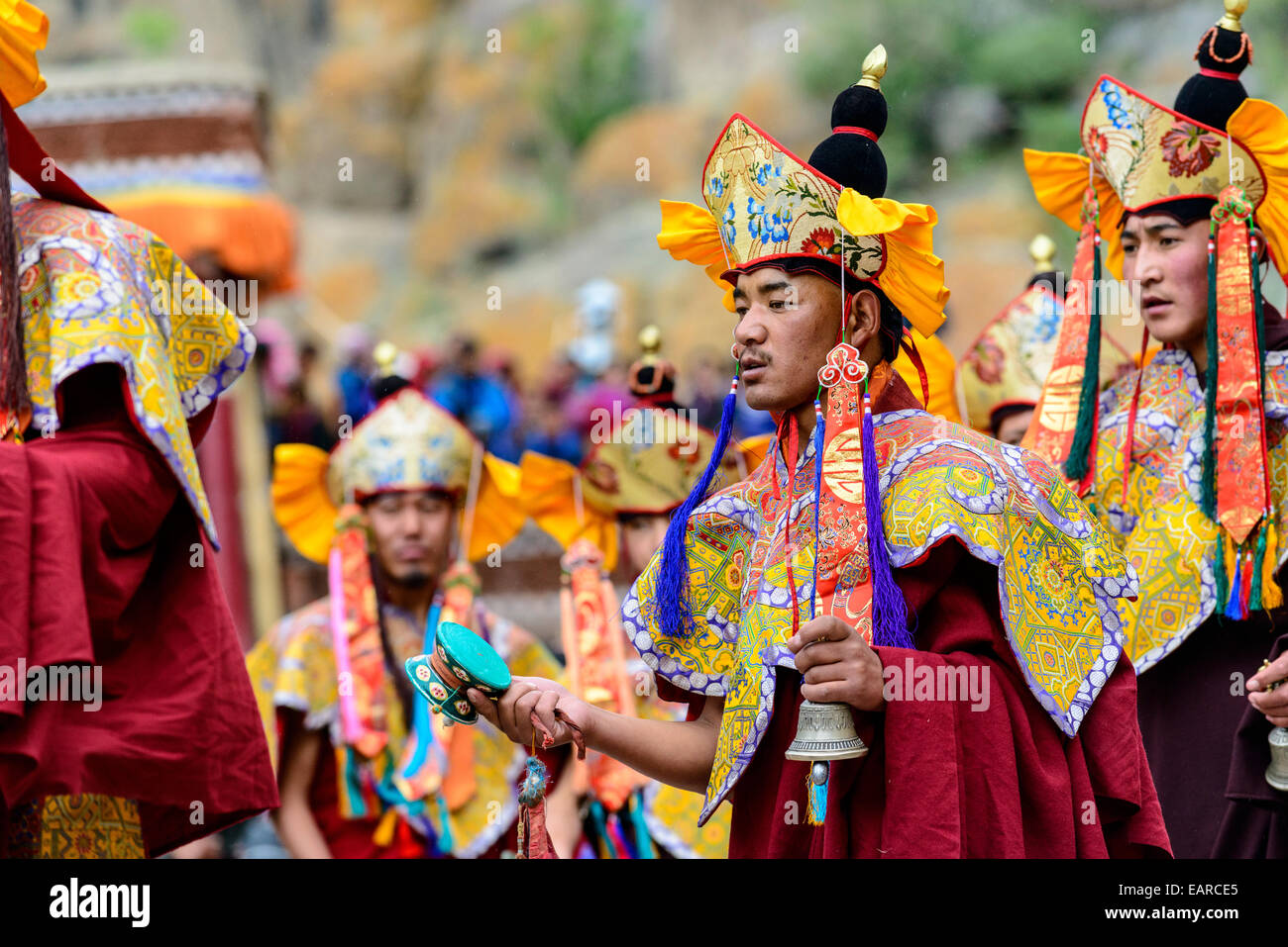 Les moines danse rituelle, décrivant les articles depuis les débuts du bouddhisme, au cours du Festival Hemis, Hemis, Ladakh Banque D'Images