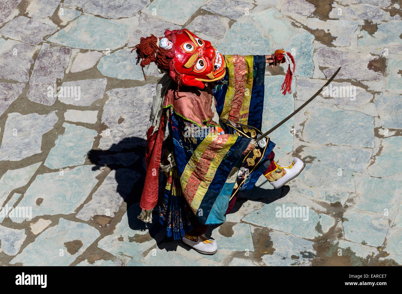 Danse des masques rituels des moines, décrivant articles depuis les débuts du bouddhisme, au cours du Festival Hemis, Hemis, Ladakh Banque D'Images
