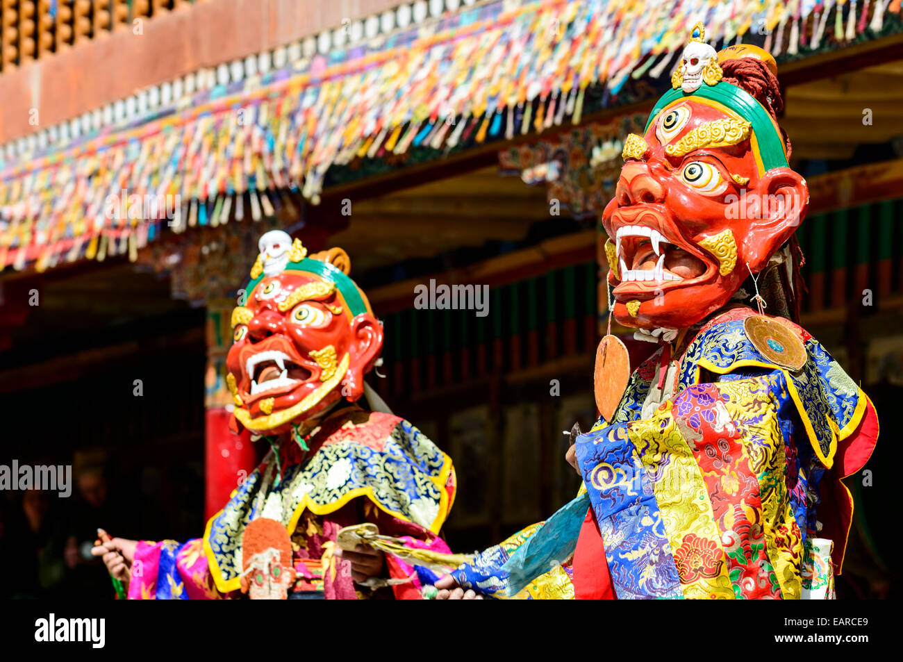 Les moines danse des masques rituels, décrivant articles depuis les débuts du bouddhisme, au cours du Festival Hemis, Hemis, Ladakh Banque D'Images