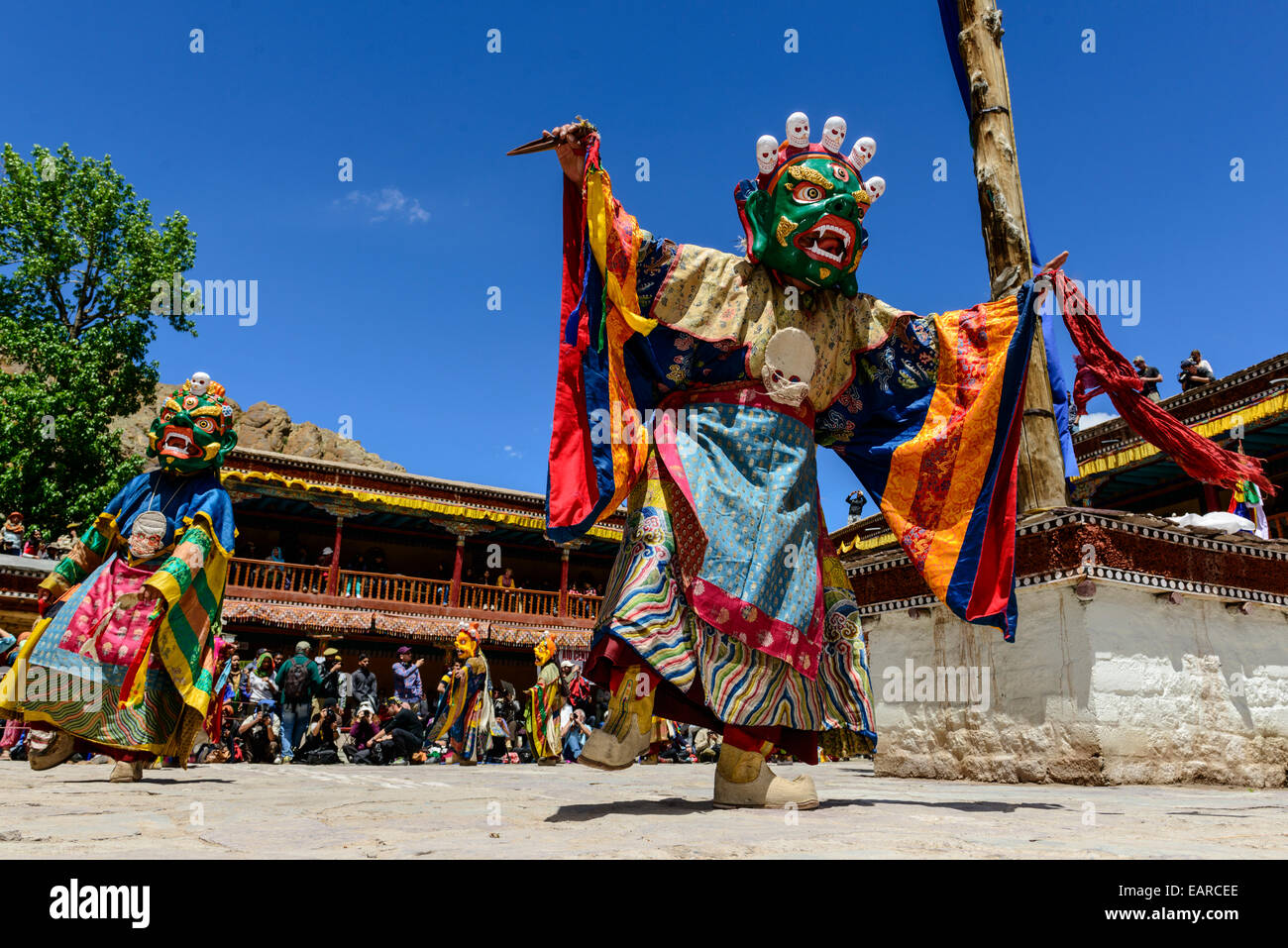 Les moines danse des masques rituels, décrivant articles depuis les débuts du bouddhisme, au cours du Festival Hemis, Hemis, Ladakh Banque D'Images