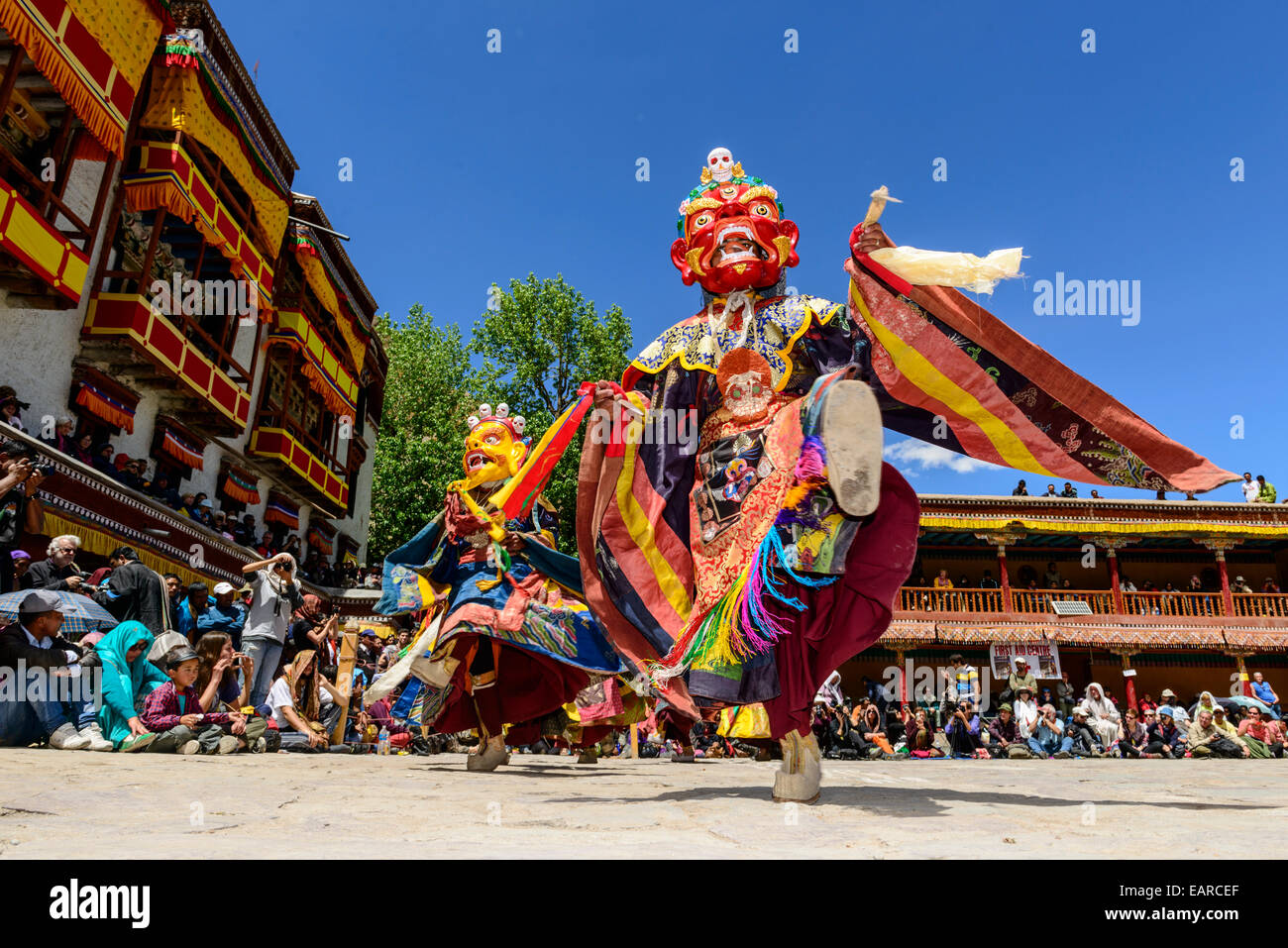 Les moines danse des masques rituels, décrivant articles depuis les débuts du bouddhisme, au cours du Festival Hemis, Hemis, Ladakh Banque D'Images