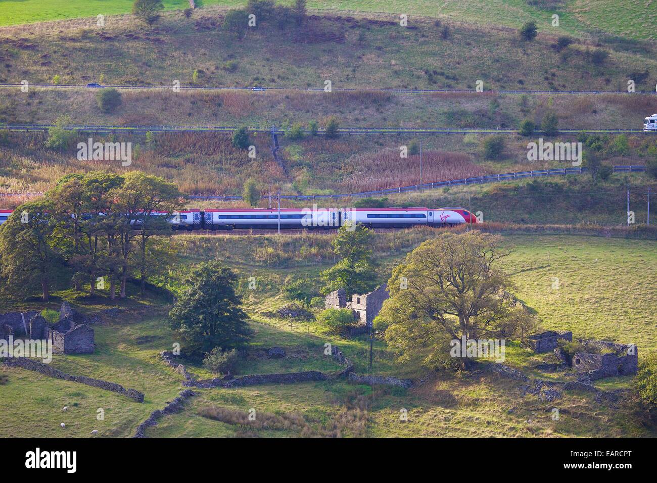 Class 390 Pendolino Virgin train près de Rivière lune, lune, vallée de Tebay, Cumbria, Angleterre, Royaume-Uni. Banque D'Images