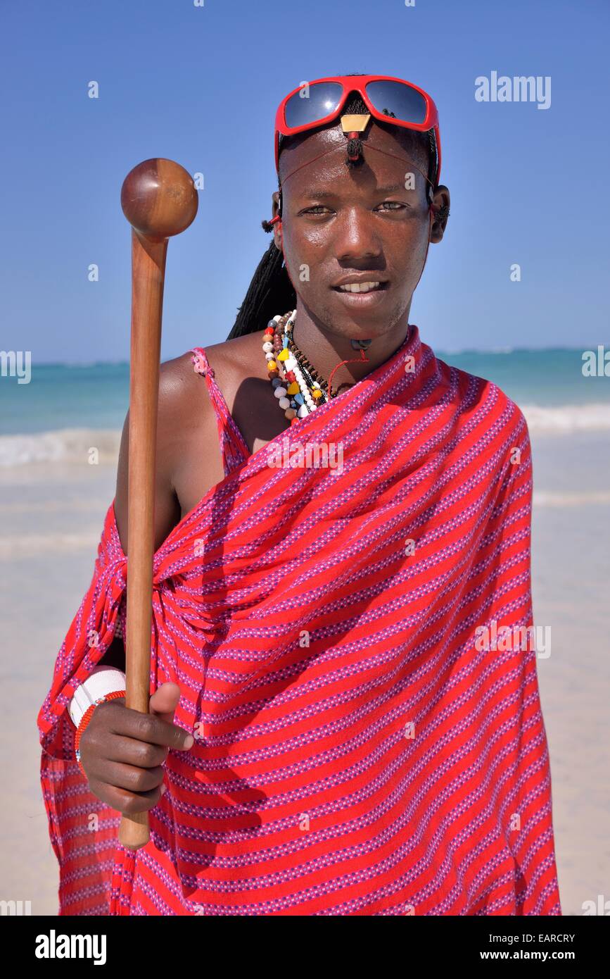 Jeune homme portant un costume traditionnel Massaï et lunettes de soleil sur la plage, plage, Dongwe Dongwe, Zanzibar, Tanzanie Banque D'Images