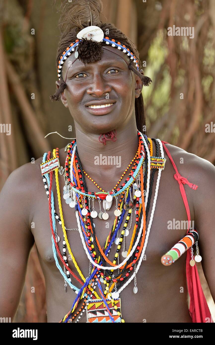 Guerrier massaï portant des vêtements traditionnels, près de Enkutoto, Masai  Mara, Kenya, Province de la vallée du Rift Photo Stock - Alamy