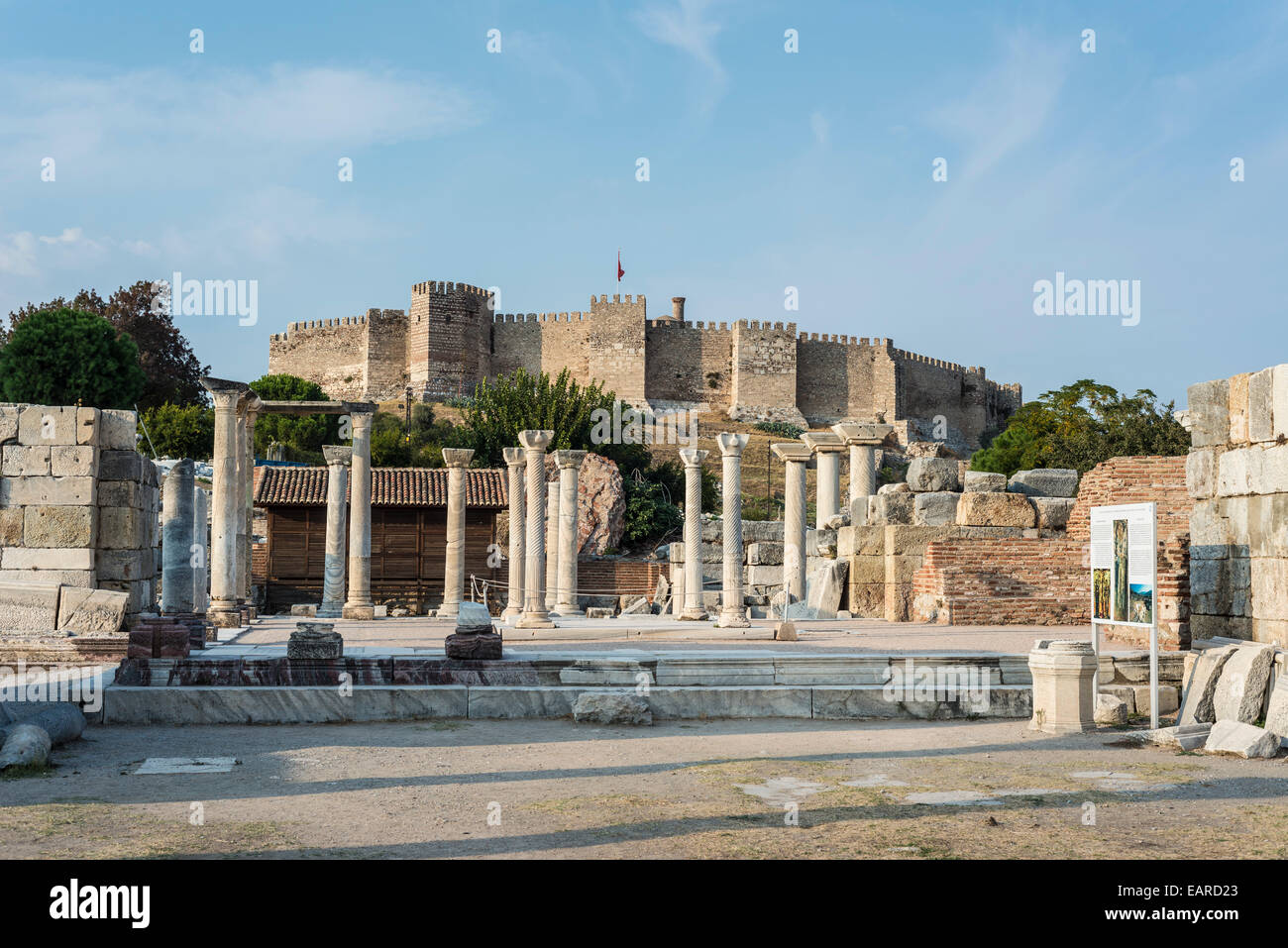 L'église de Saint Jean, ancienne basilique Chrétienne Byzantine à Ephèse, Byzantine-Seljuk forteresse à l'arrière, Selçuk, Izmir Province Banque D'Images