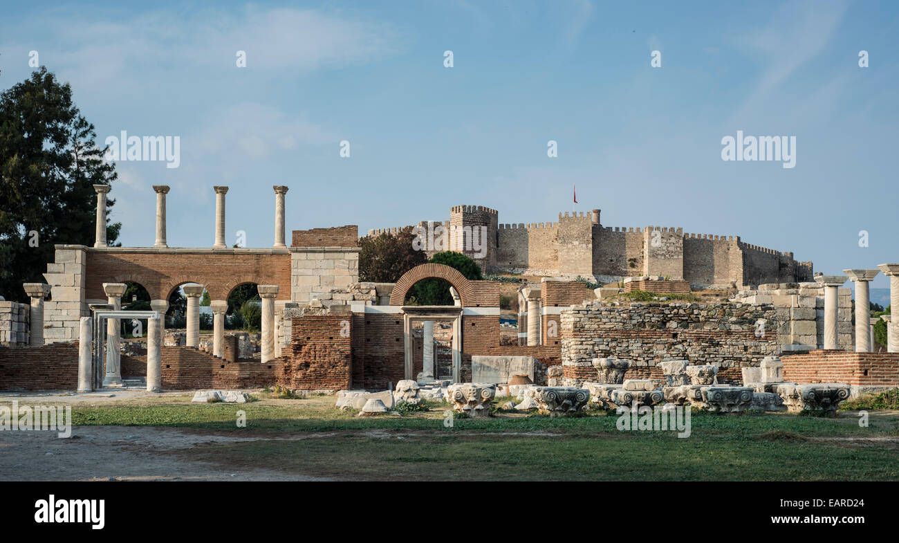 L'église de Saint Jean, ancienne basilique Chrétienne Byzantine à Ephèse, Byzantine-Seljuk forteresse à l'arrière, Selçuk, Izmir Province Banque D'Images