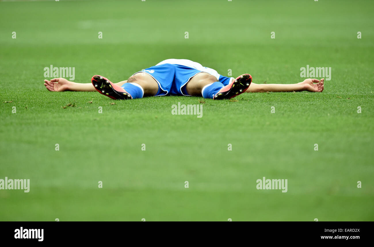 Joueur de football blessé allongé sur le sol, Rhein Neckar Arena, Sinsheim, Bade-Wurtemberg, Allemagne Banque D'Images
