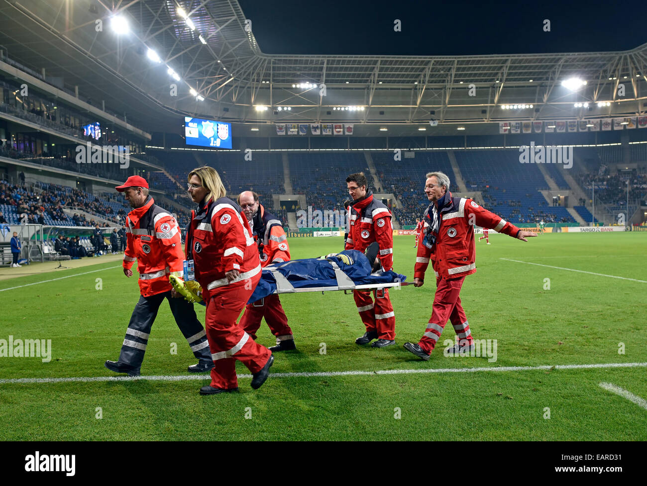 Joueur de football blessés en cours hors du terrain par le personnel de la Croix-Rouge, Rhein-Neckar Arena, Sinsheim Banque D'Images