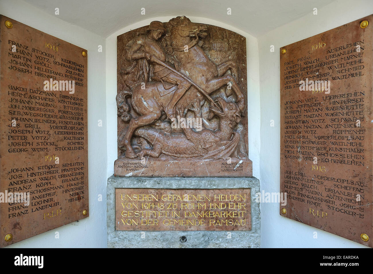 Relief de Saint Georges terrassant le dragon, plaques commémoratives des soldats morts à la Première Guerre mondiale, 1914-1918, à l'église paroissiale Banque D'Images