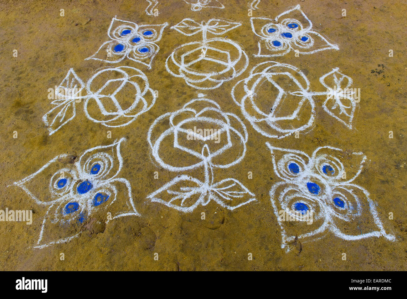 Rangoli, Kolam traditionnelle ou Muggu, motif décoratif fait de sable de couleur, l'île de Pamban, Rameswaram, Tamil Nadu, Inde Banque D'Images
