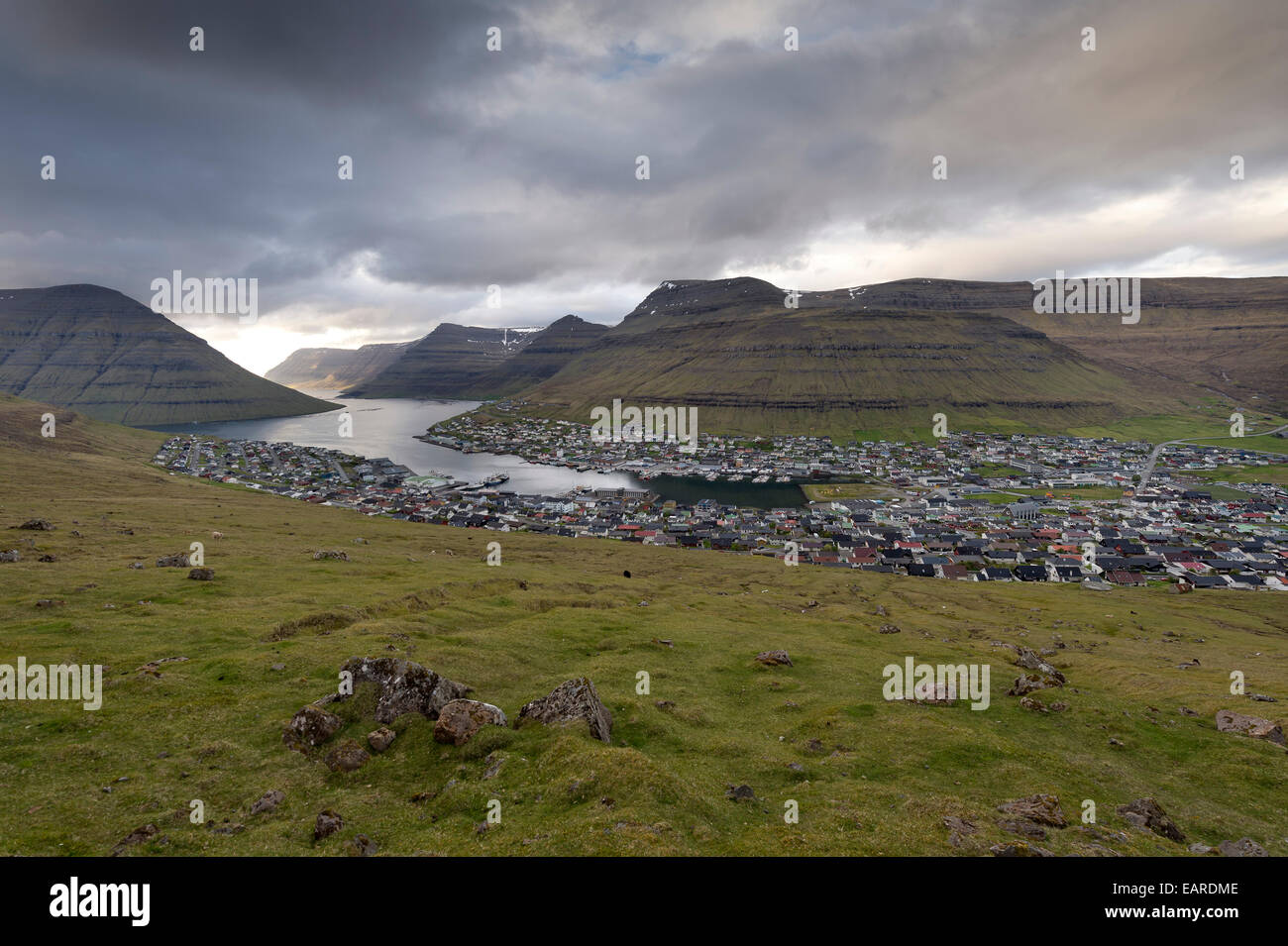 Montagnes, dans le fjord de la lumière du soir, le port et la ville, Klaksvik, Borðoy, Norðoyar, îles Féroé, Danemark Banque D'Images