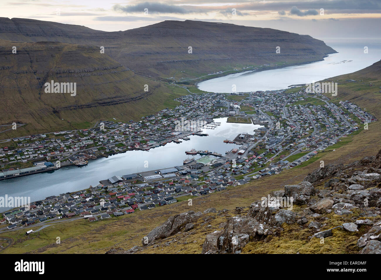 Montagnes, dans le fjord de la lumière du soir, le port et la ville, Klaksvik, Borðoy, Norðoyar, îles Féroé, Danemark Banque D'Images