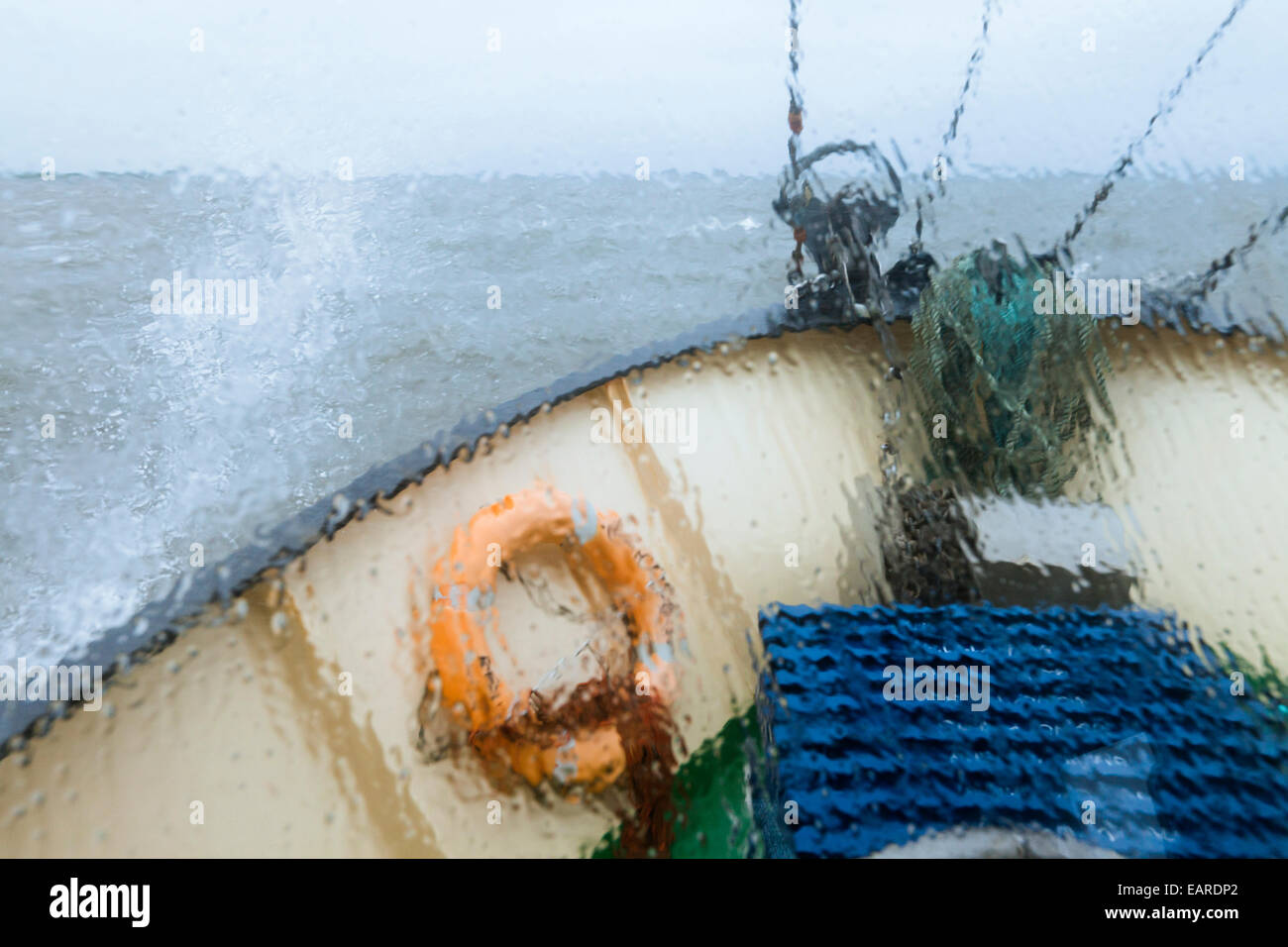 Vue à travers la fenêtre humide de la proue du bateau de crevettes 'Columbus' à partir de l'île de Pellworm, voyageant en frison du nord coastal Banque D'Images