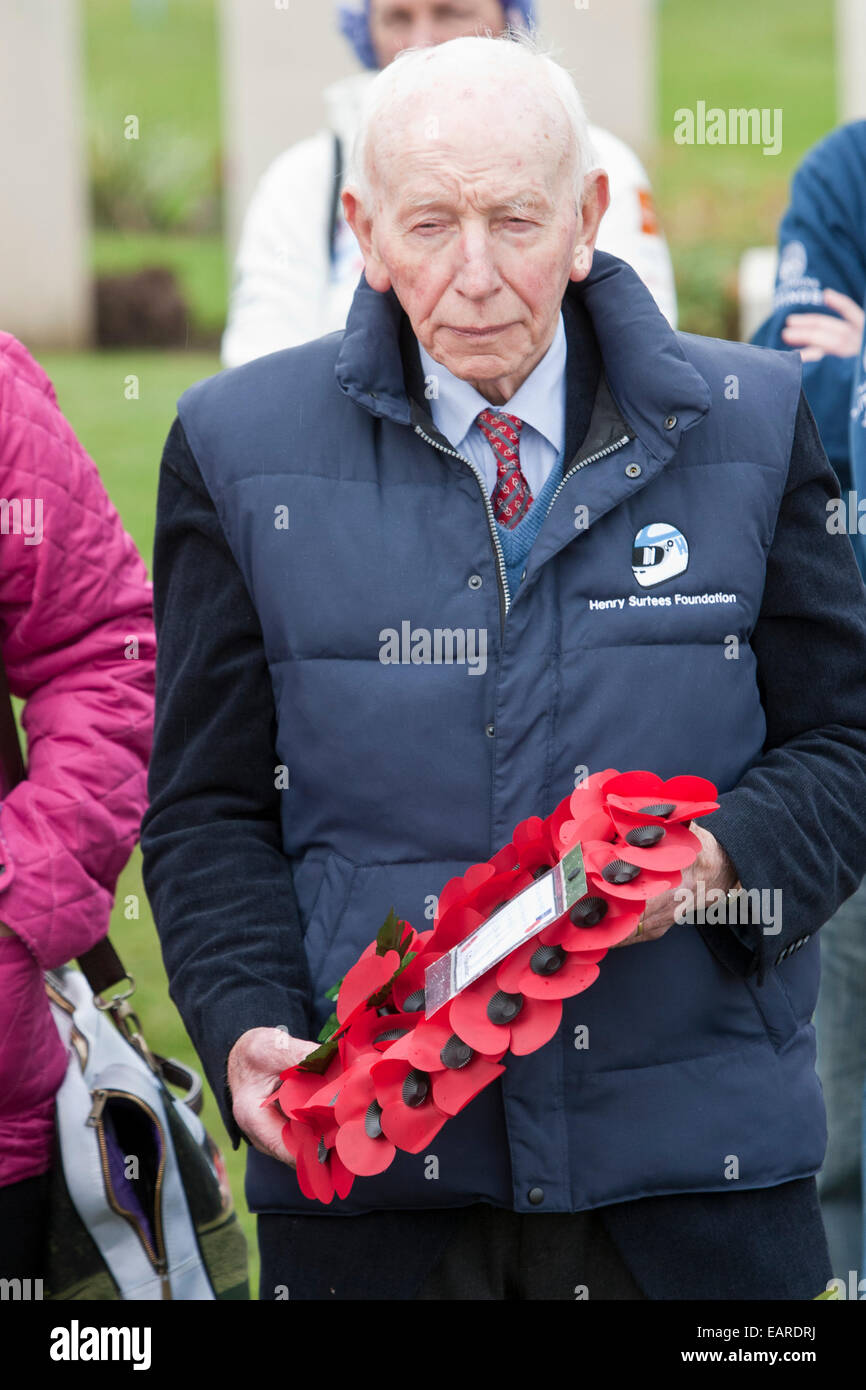 L'ancien Champion du Monde de F1, John Surtees OBE portant une couronne au cimetière de Tyne Cot en Belgique au nom de l'Beajolais Exécuter Banque D'Images