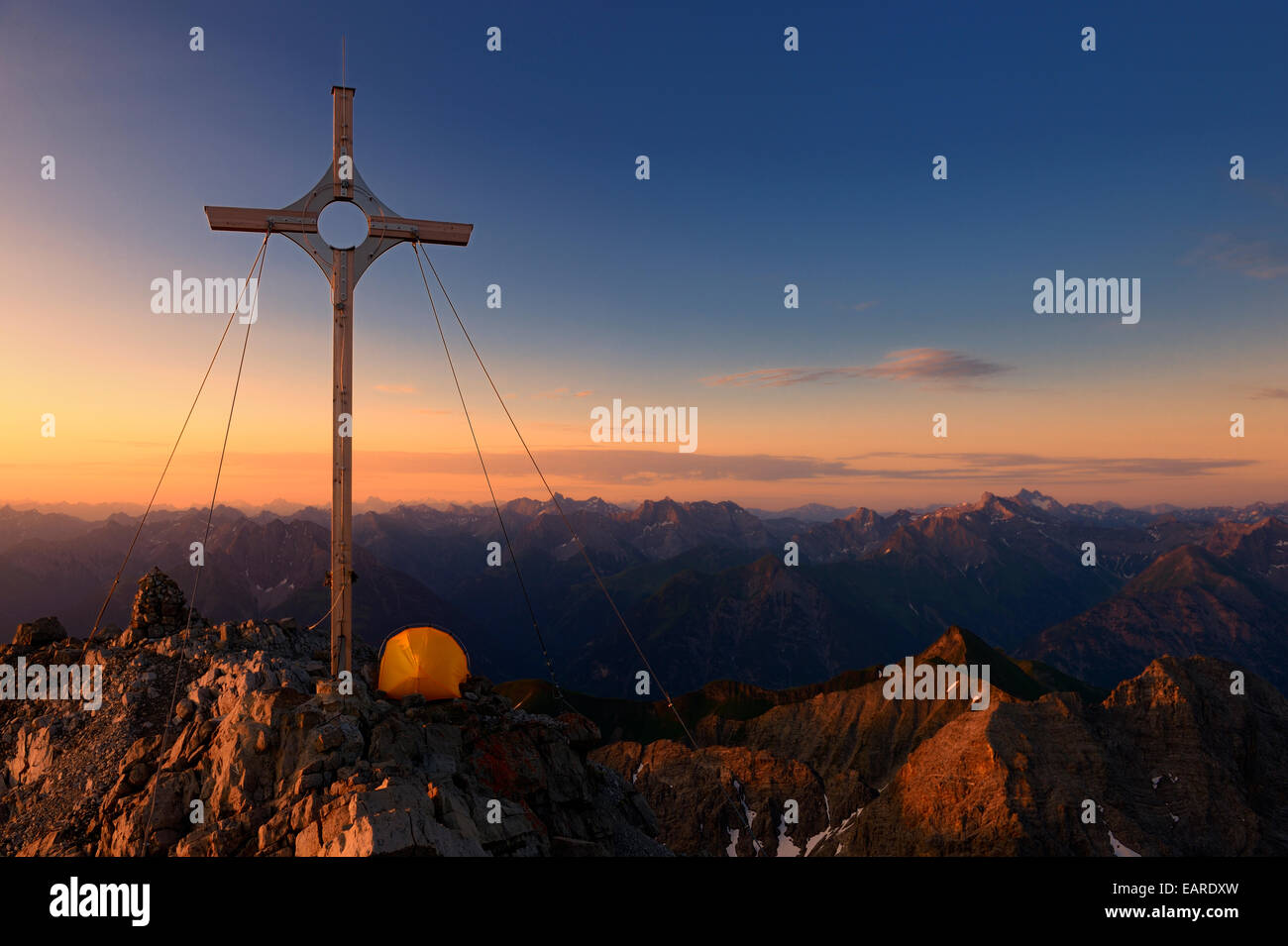 Sommet cross avec une tente sur la montagne Großer Krottenkopf au lever du soleil, Allgäuer Alpen, Tyrol, Autriche Banque D'Images