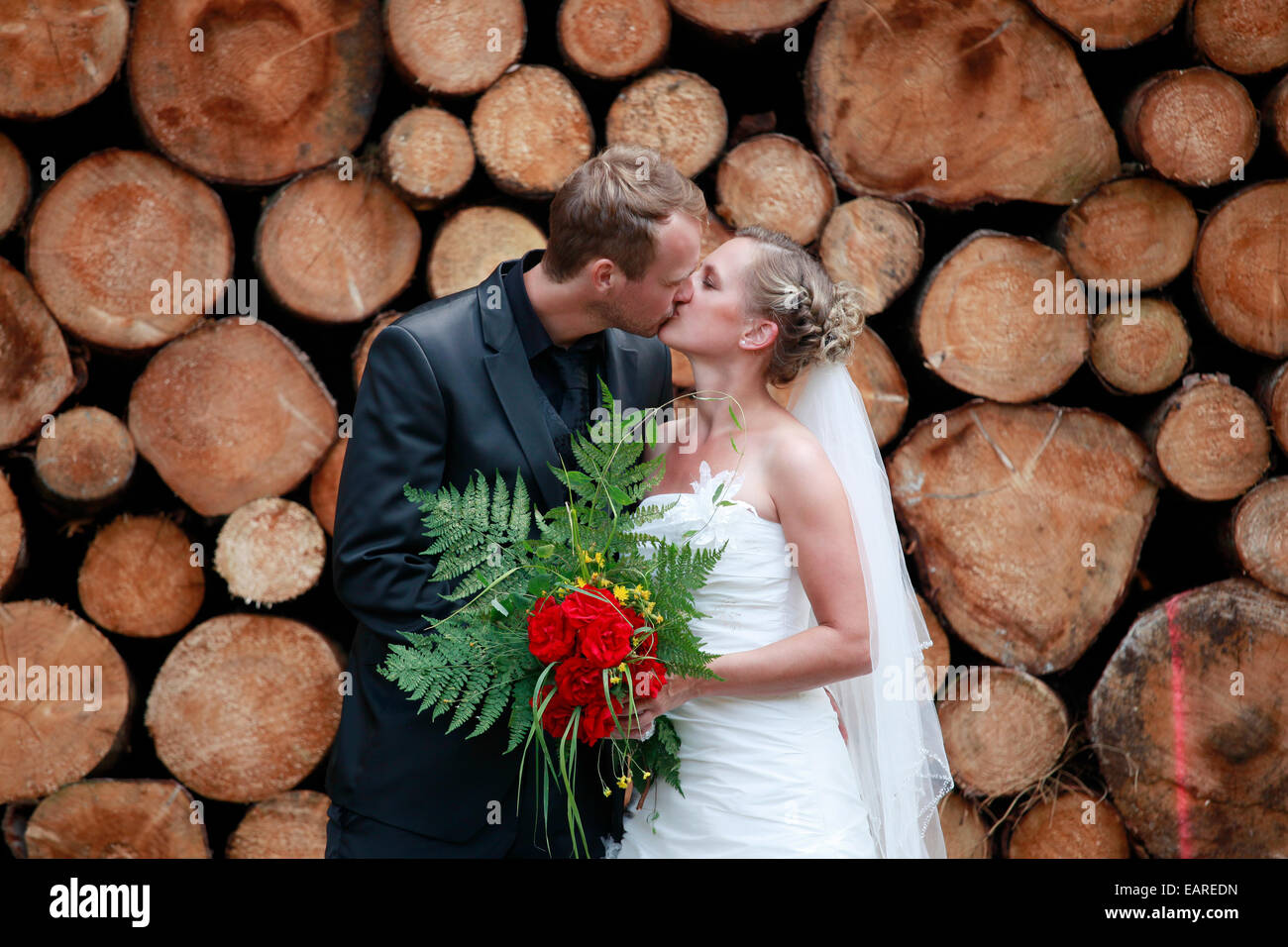 Mariée et le marié à tirer sur le mariage dans la forêt Banque D'Images