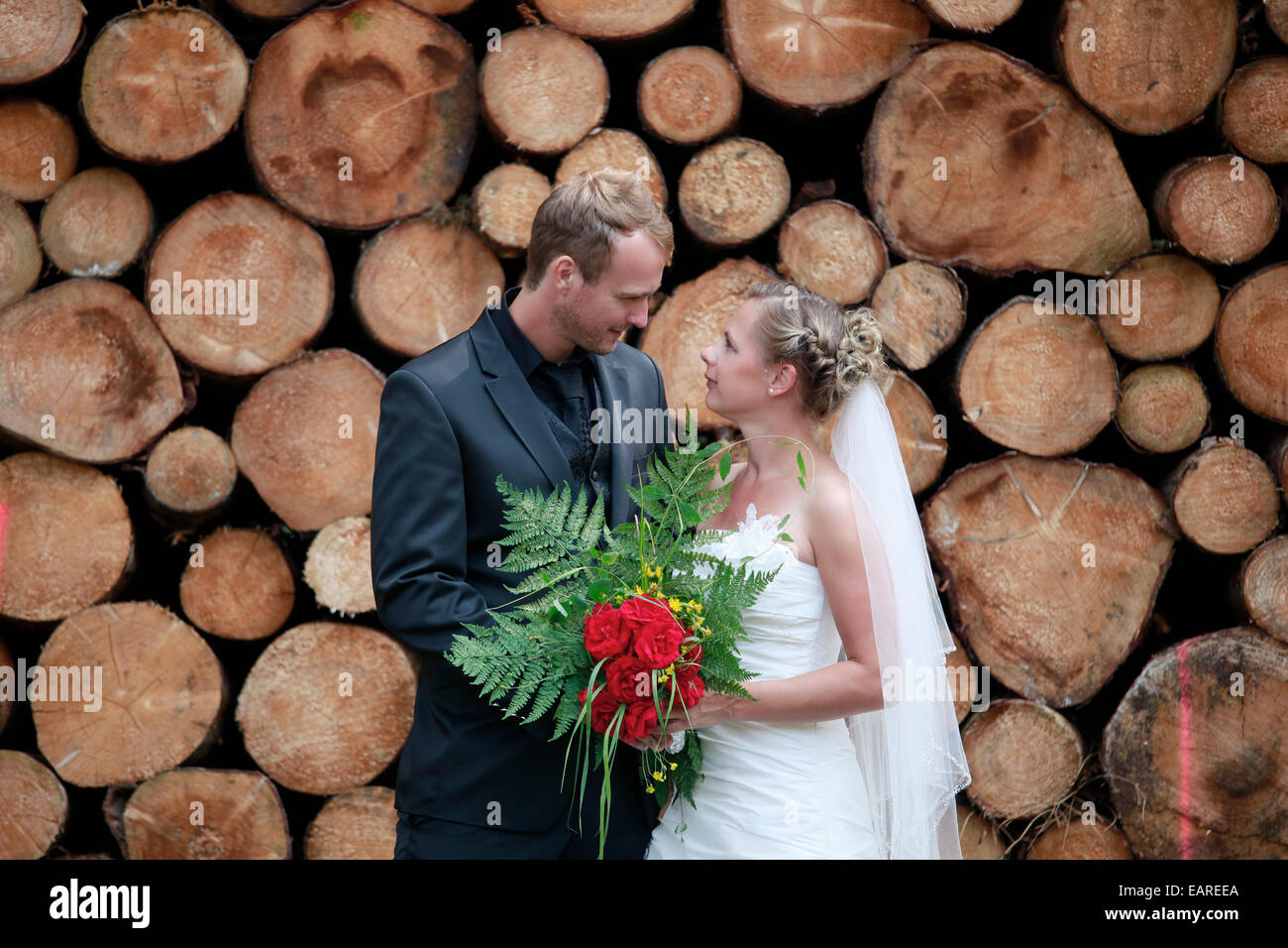 Mariée et le marié à tirer sur le mariage dans la forêt Banque D'Images