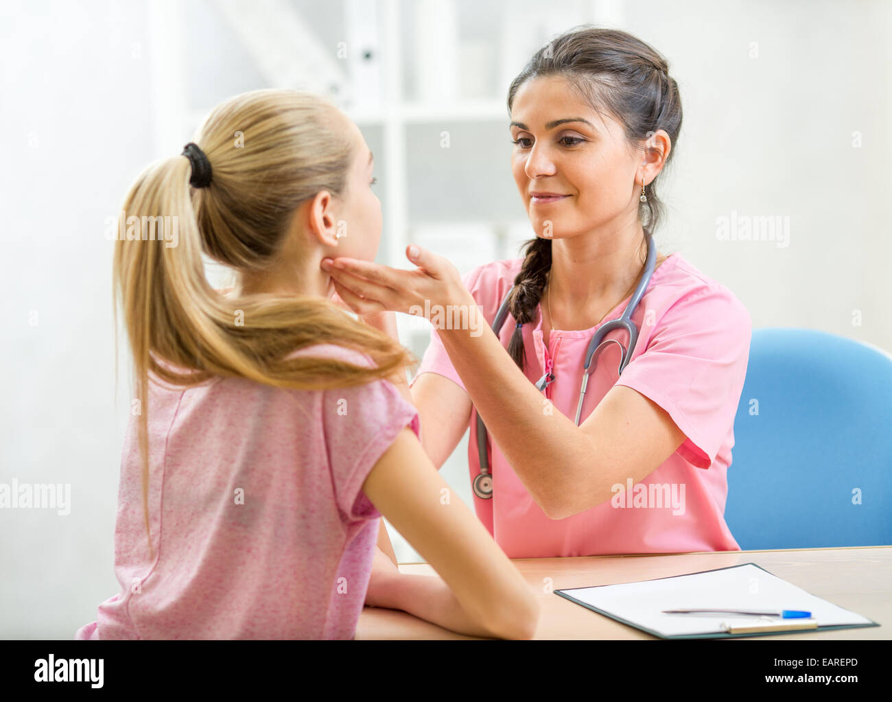 Doctor examining patient adolescent at office Banque D'Images