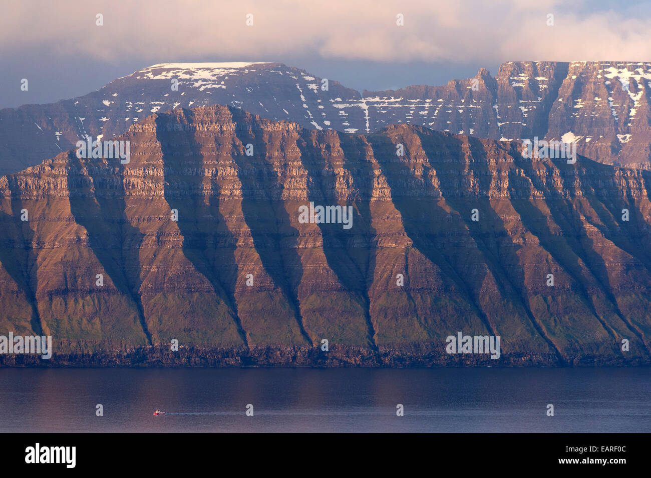 Les îles de Kalsoy et Kunoy à la lumière du soleil de minuit, Kalsoy, Norðoyar, îles Féroé, Danemark Banque D'Images Les îles de Kalsoy et Kunoy à la lumière du soleil de minuit, Kalsoy, Norðoyar, îles Féroé, Danemark Banque D'Images