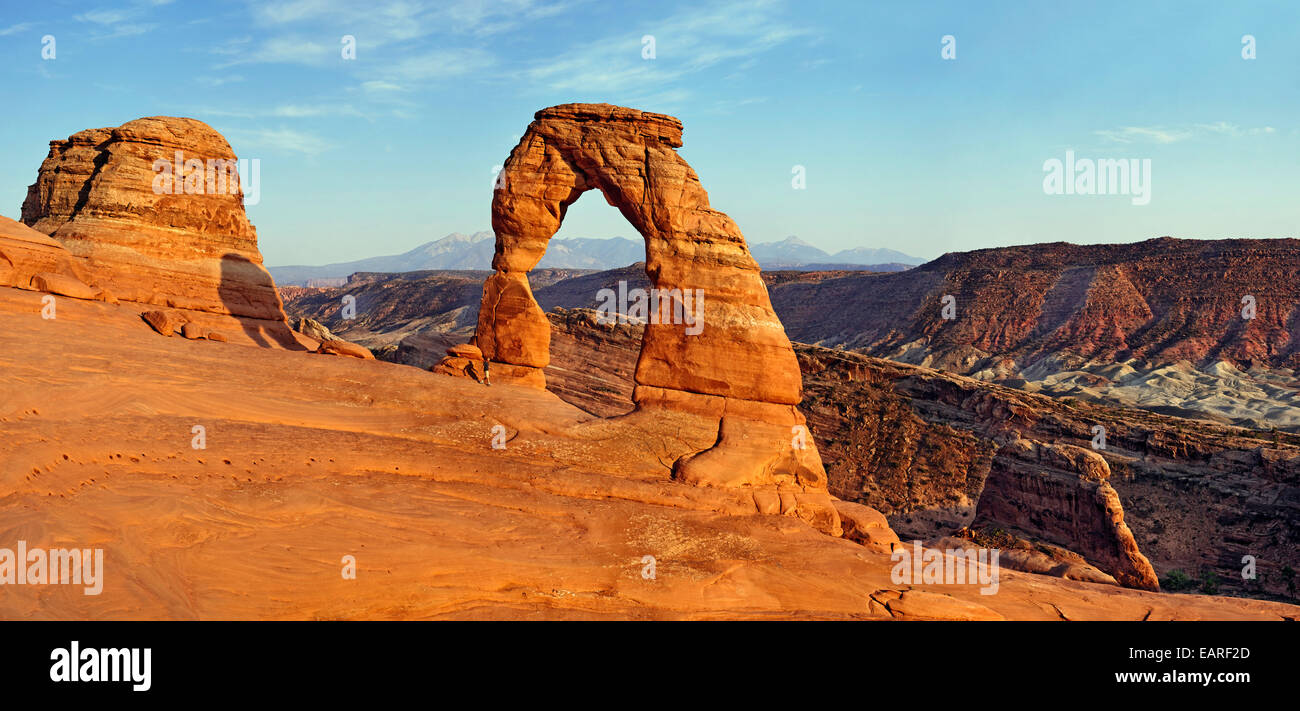 Delicate Arch natural stone arch en face des Montagnes La Sal, Arches-Nationalpark, près de Moab, Utah, United States Banque D'Images