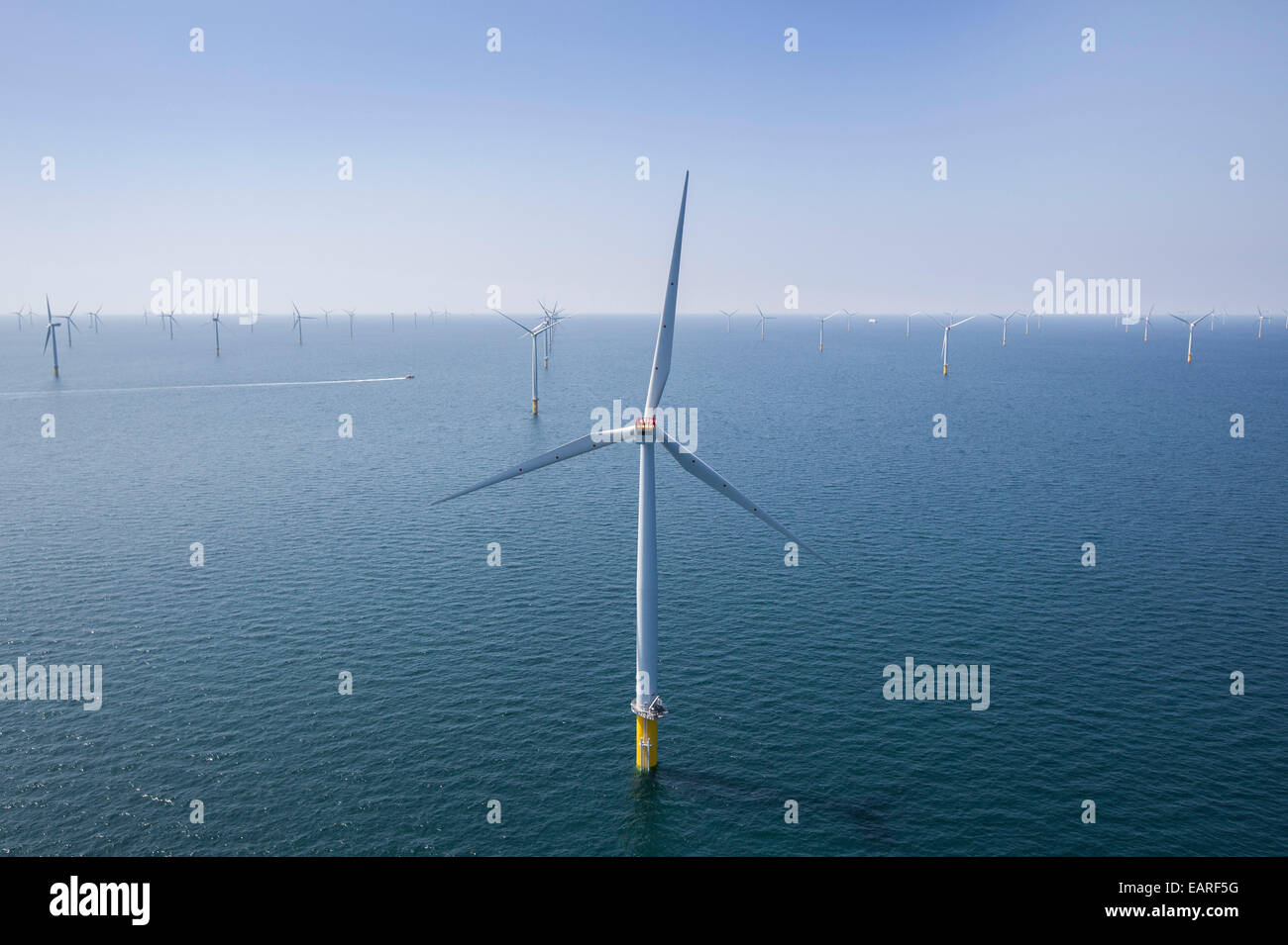 Éoliennes au parc éolien offshore de Scottish Power, à l'ouest de Duddon Sands dans la mer d'Irlande, au large de la côte de Cumbria. Banque D'Images