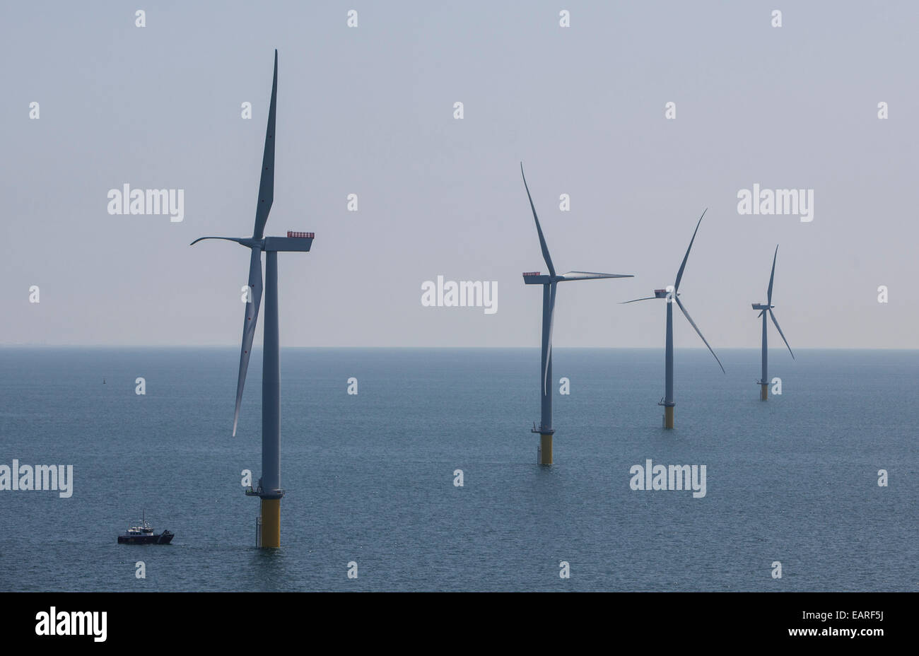 Éoliennes au parc éolien offshore de Scottish Power, à l'ouest de Duddon Sands dans la mer d'Irlande, au large de la côte de Cumbria. Banque D'Images