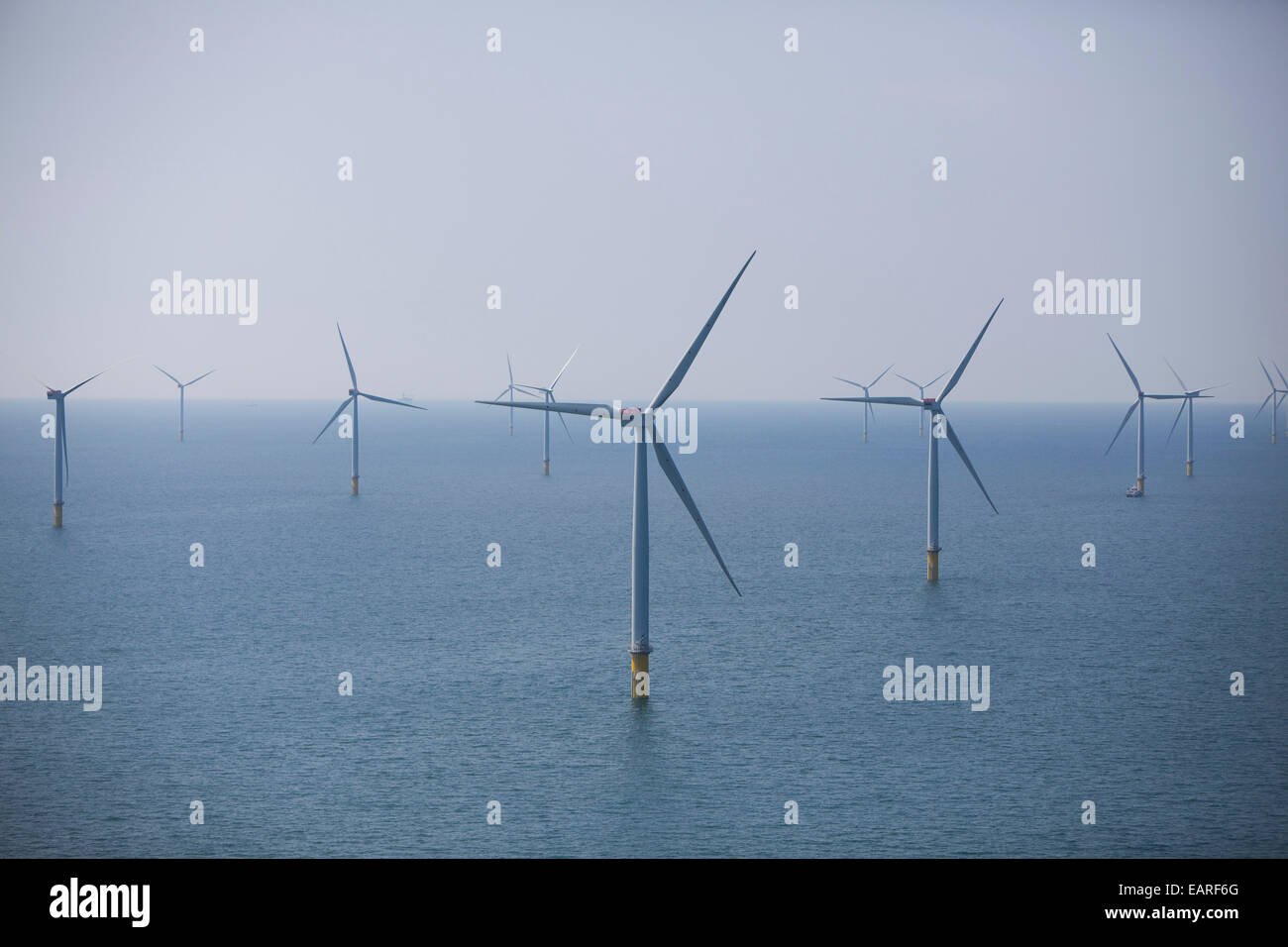 Éoliennes au parc éolien offshore de Scottish Power, à l'ouest de Duddon Sands dans la mer d'Irlande, au large de la côte de Cumbria. Banque D'Images