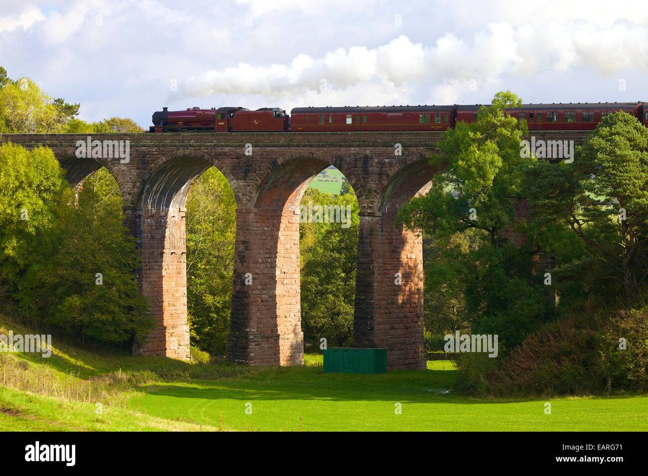 Galatea, sur le train à vapeur s'installer à Carlisle Railway Line, Sec Beck Viaduc, Armathwaite, Eden Valley, Cumbria, England, UK. Banque D'Images