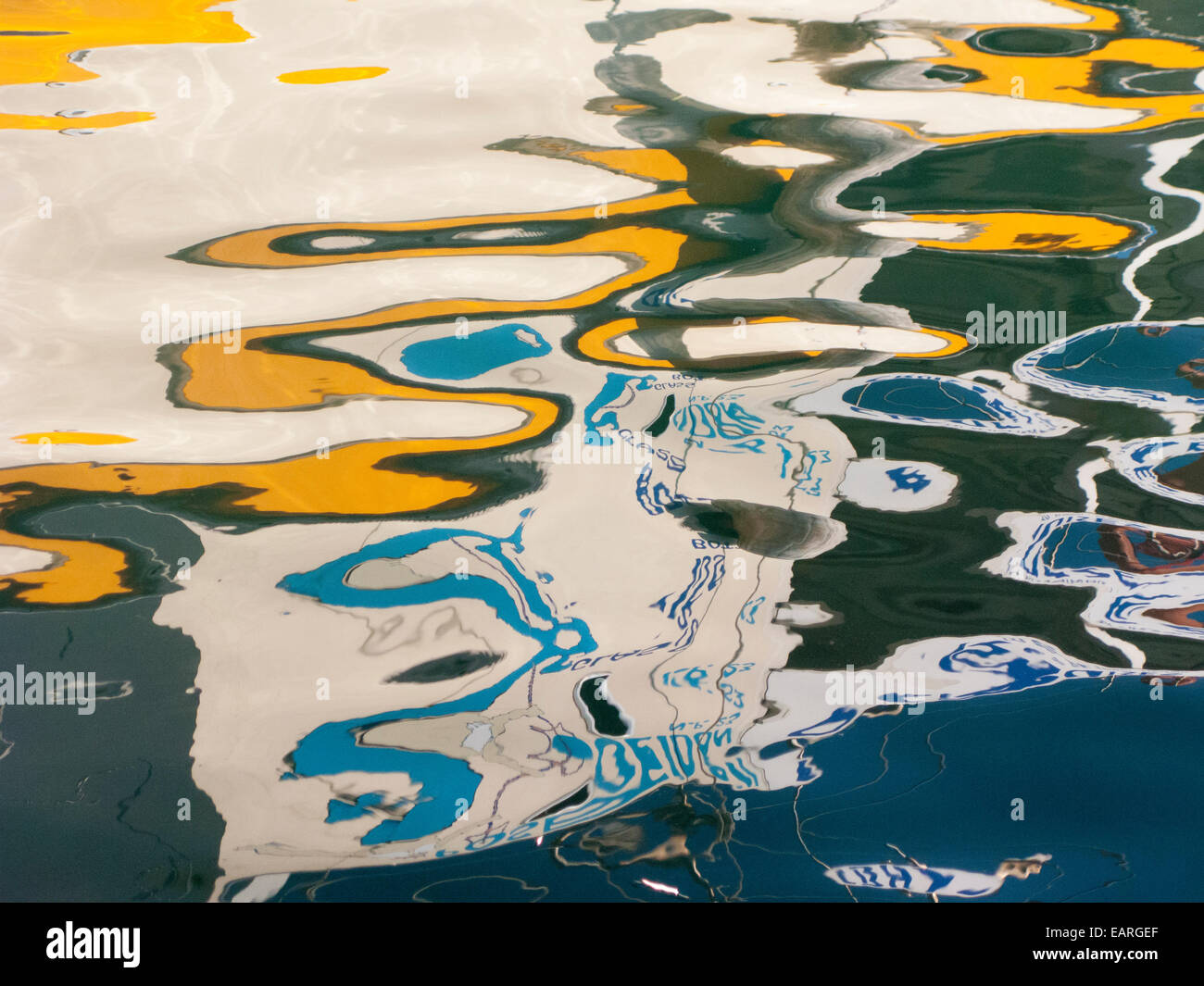 Réflexions abstraites peintes d'embarcations traditionnelles sur l'eau calme, le port de La Canée, Crète, Grèce Banque D'Images