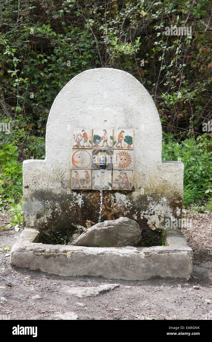 L'approvisionnement en eau de source naturelle sur l' ancien sentier dans les Alpujarras, Espagne Banque D'Images