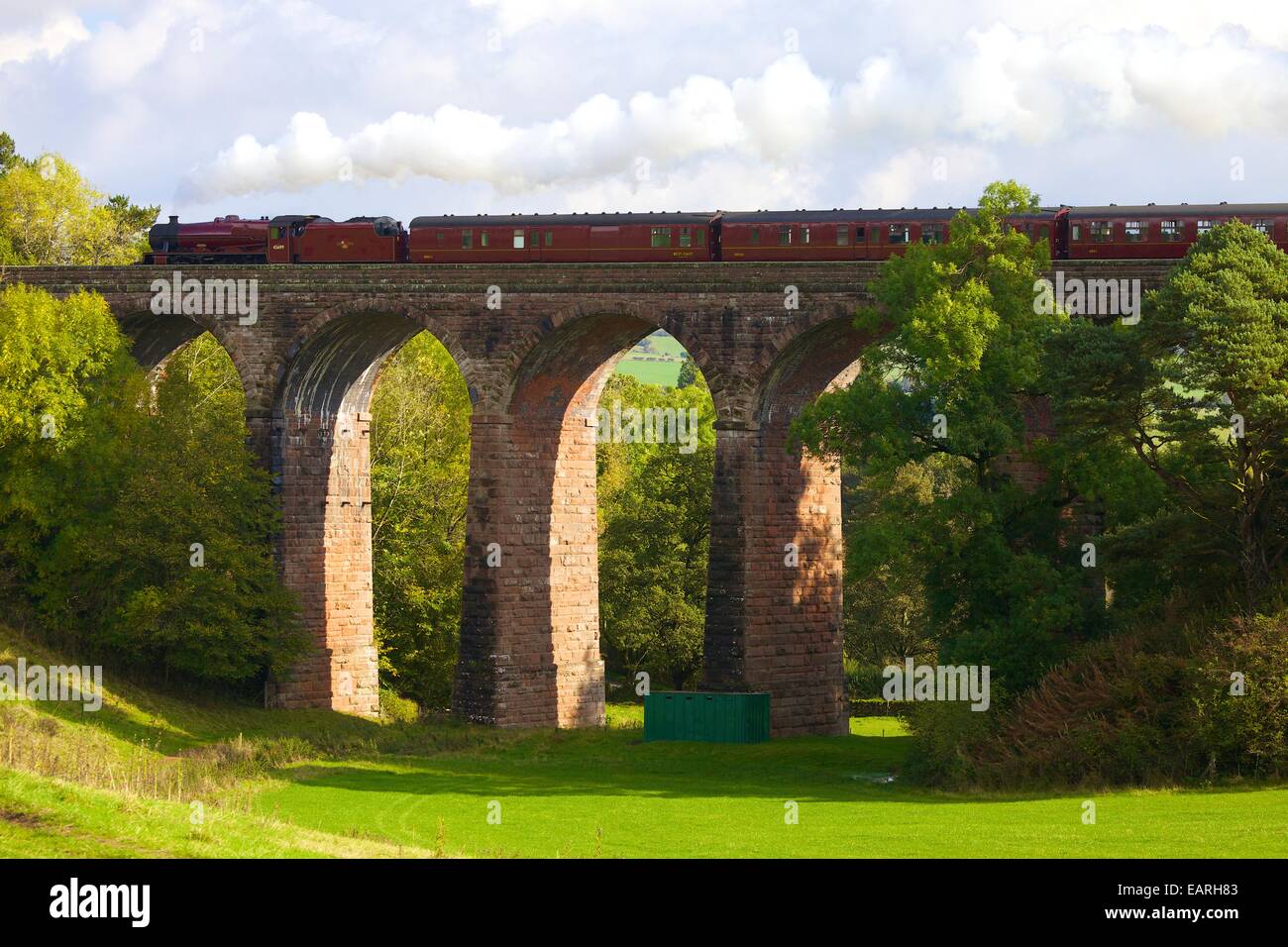 Galatea, sur le train à vapeur s'installer à Carlisle Railway Line, Sec Beck Viaduc, Armathwaite, Eden Valley, Cumbria, England, UK. Banque D'Images