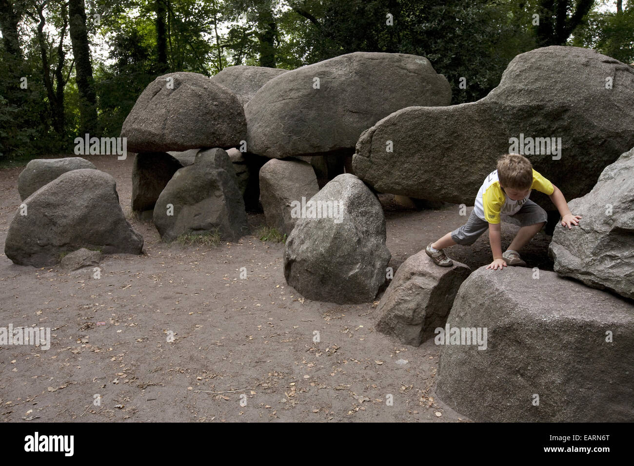Mégalithes. L'Art néolithique, la construction de dolmens dans une galerie Banque D'Images
